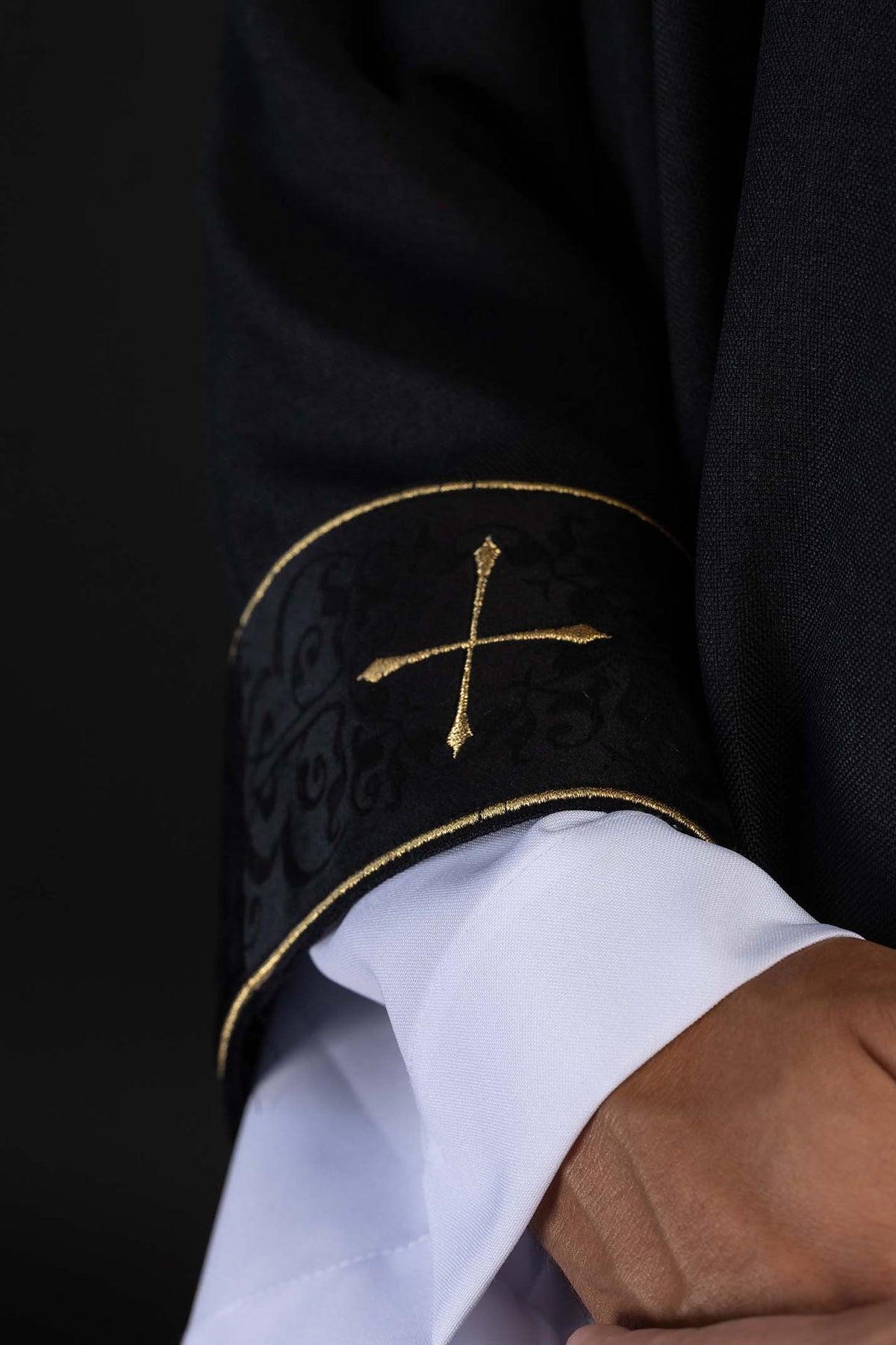 Casula liturgica nera con croci sul colletto e stolone ricamato