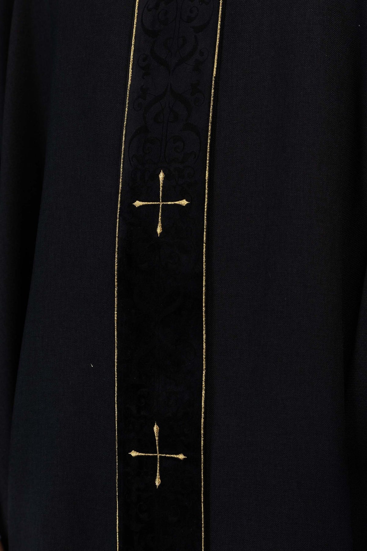 Casula liturgica nera con croci sul colletto e stolone ricamato