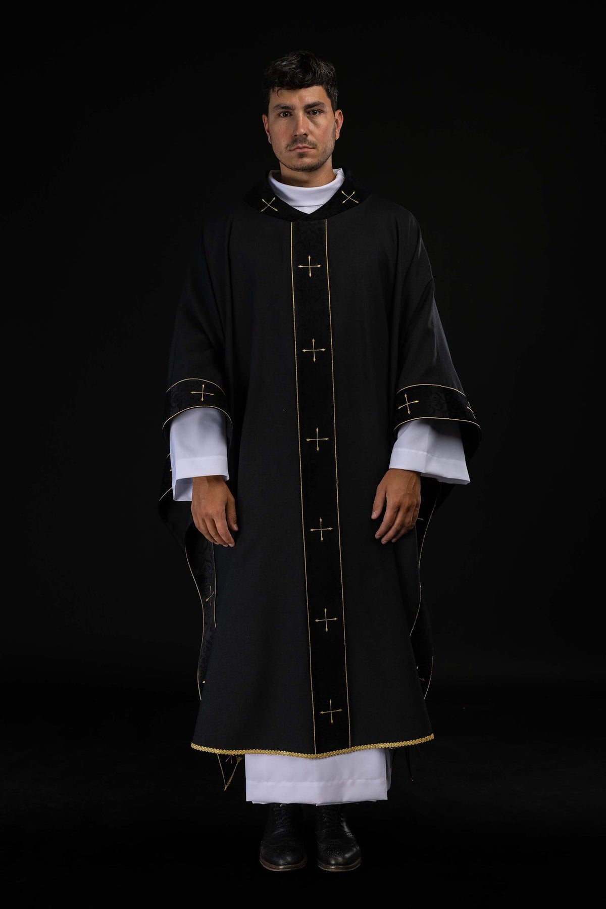 Casula liturgica nera con croci sul colletto e stolone ricamato