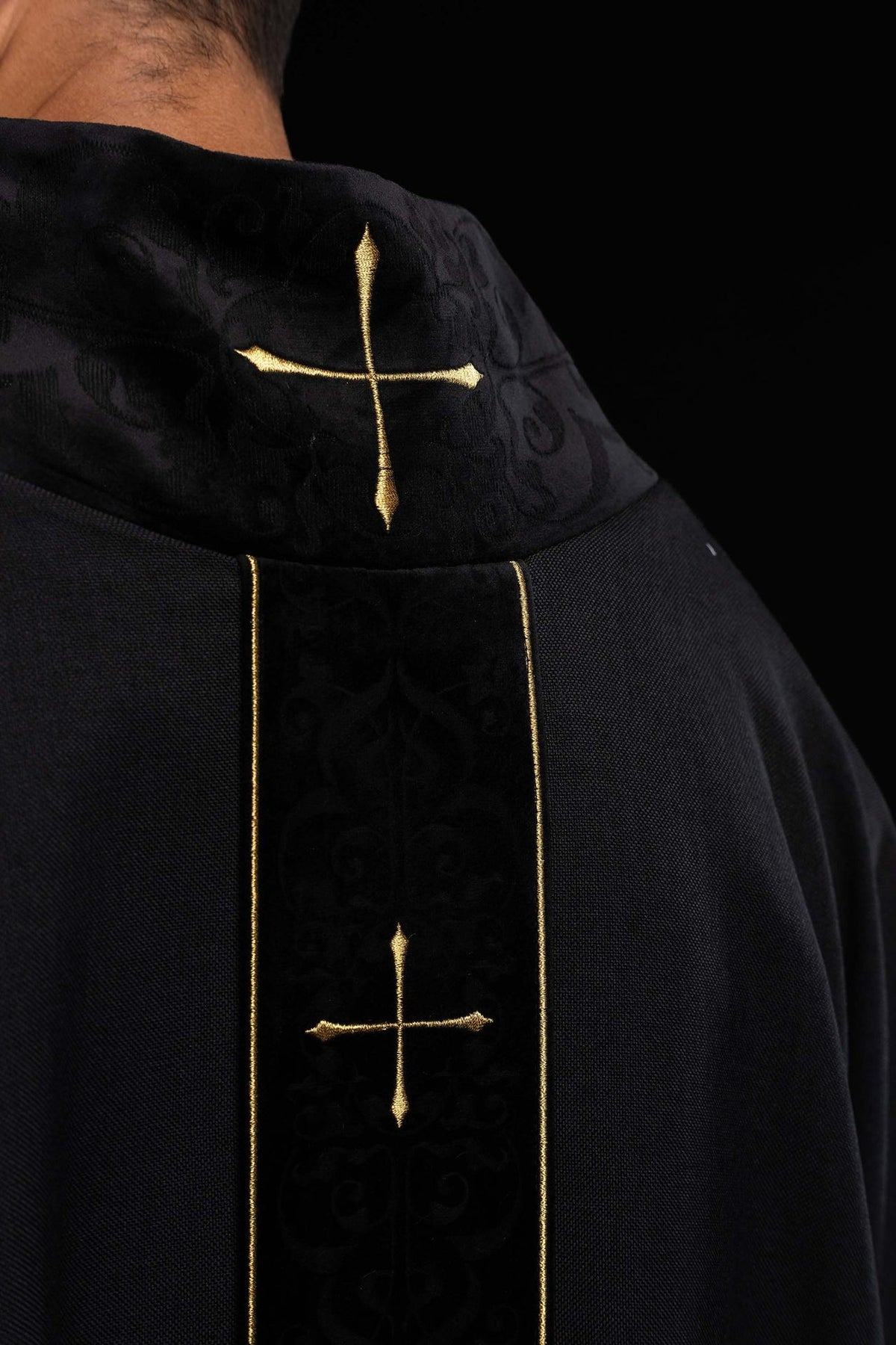 Casula liturgica nera con croci sul colletto e stolone ricamato