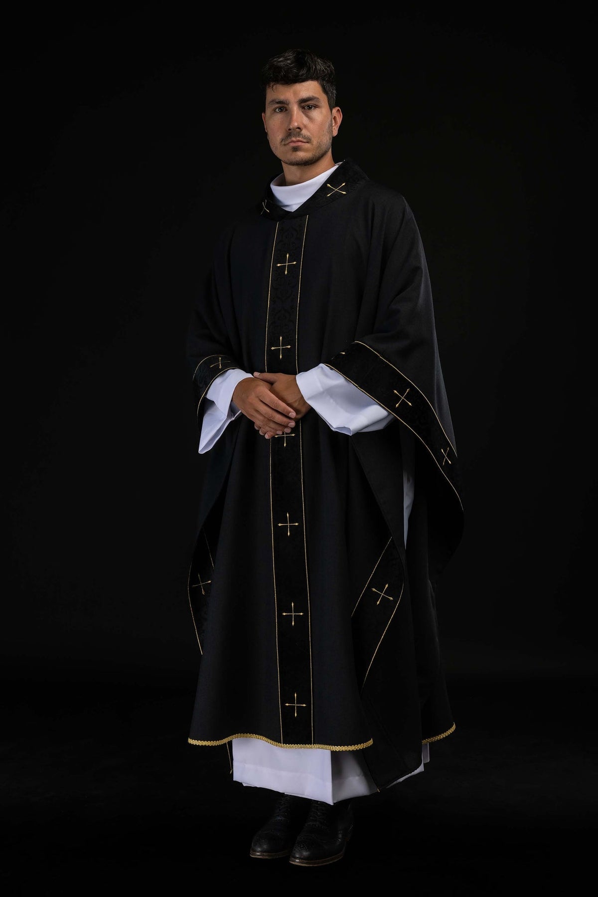 Casula liturgica nera con croci sul colletto e stolone ricamato