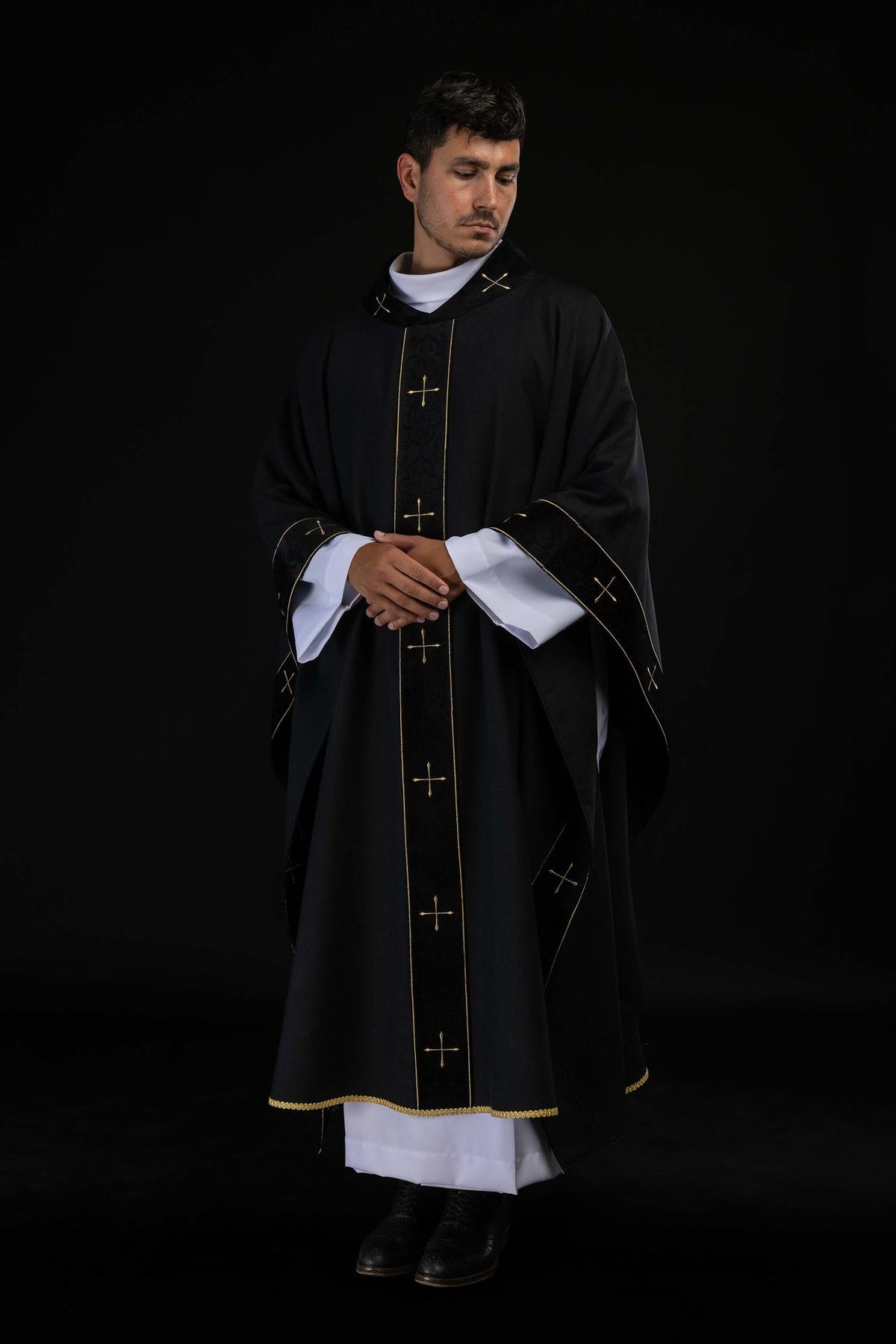 Casula liturgica nera con croci sul colletto e stolone ricamato