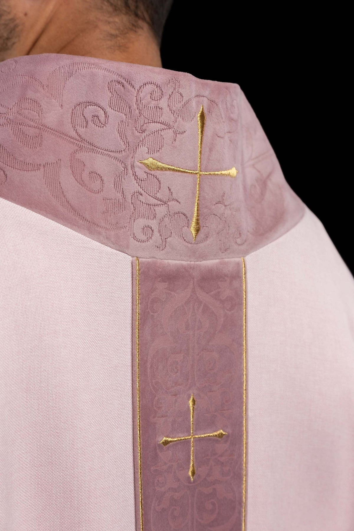 Casula rosa con stolone ricamato e colletto con croci