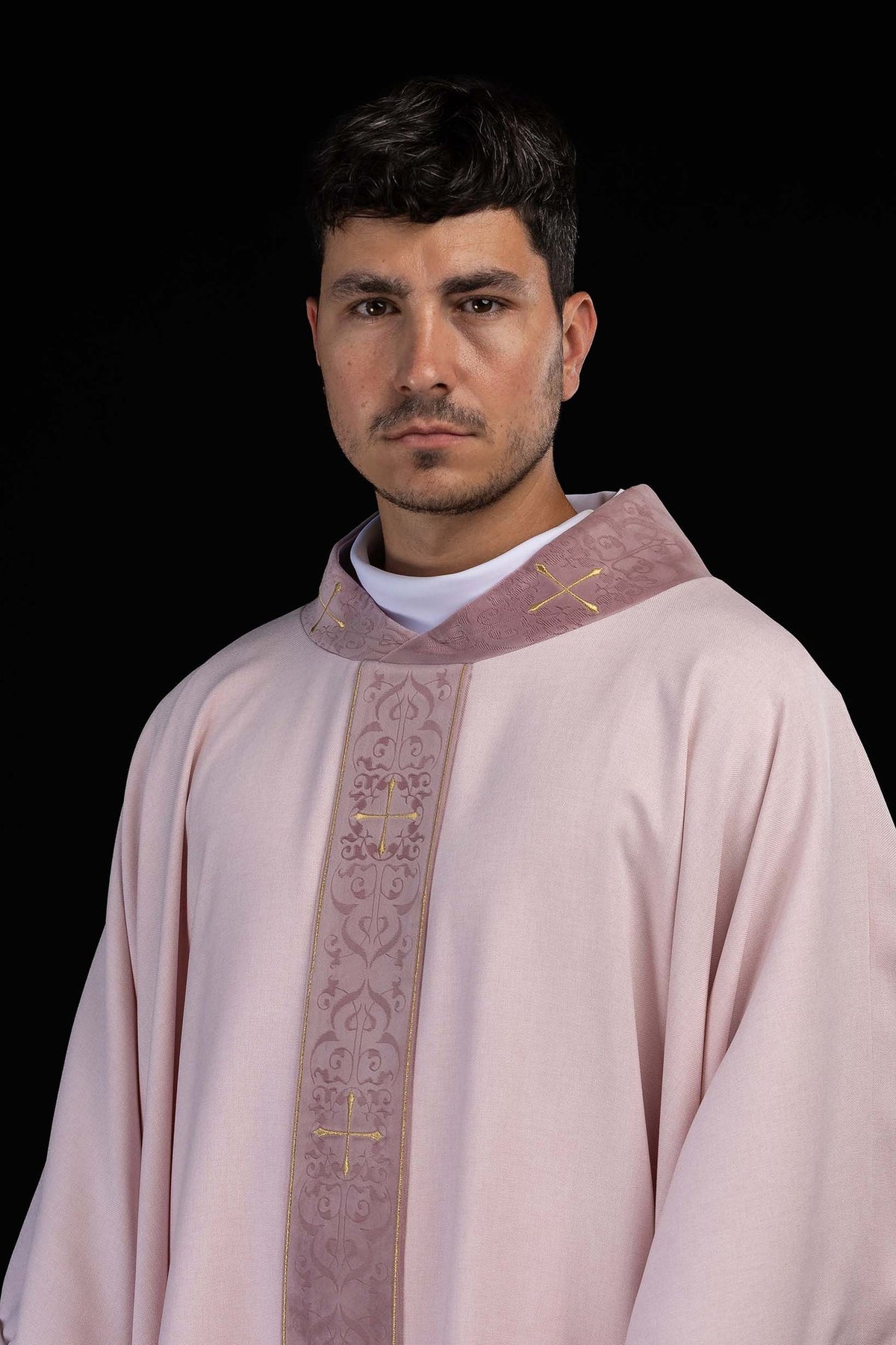 Casula rosa con stolone ricamato e colletto con croci