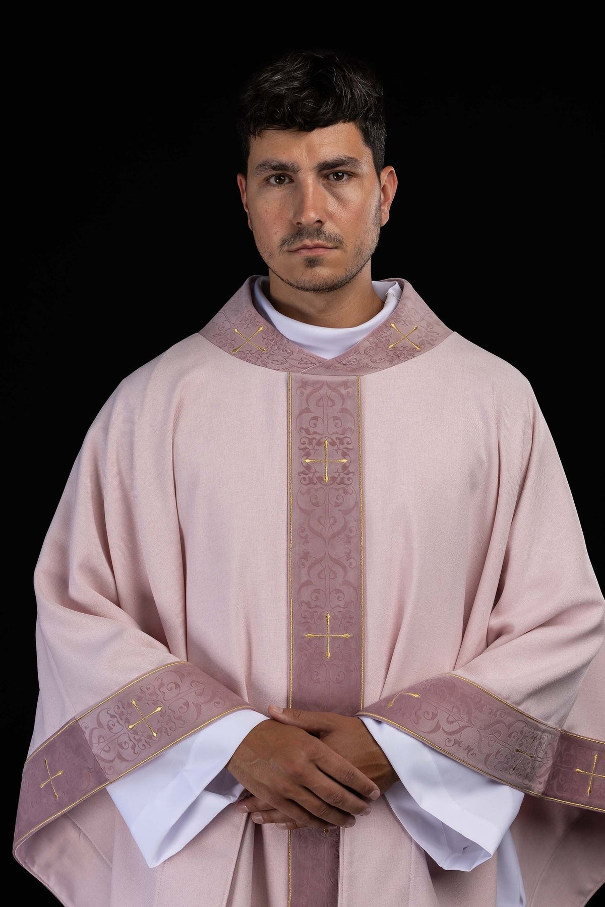 Casula rosa con stolone ricamato e colletto con croci