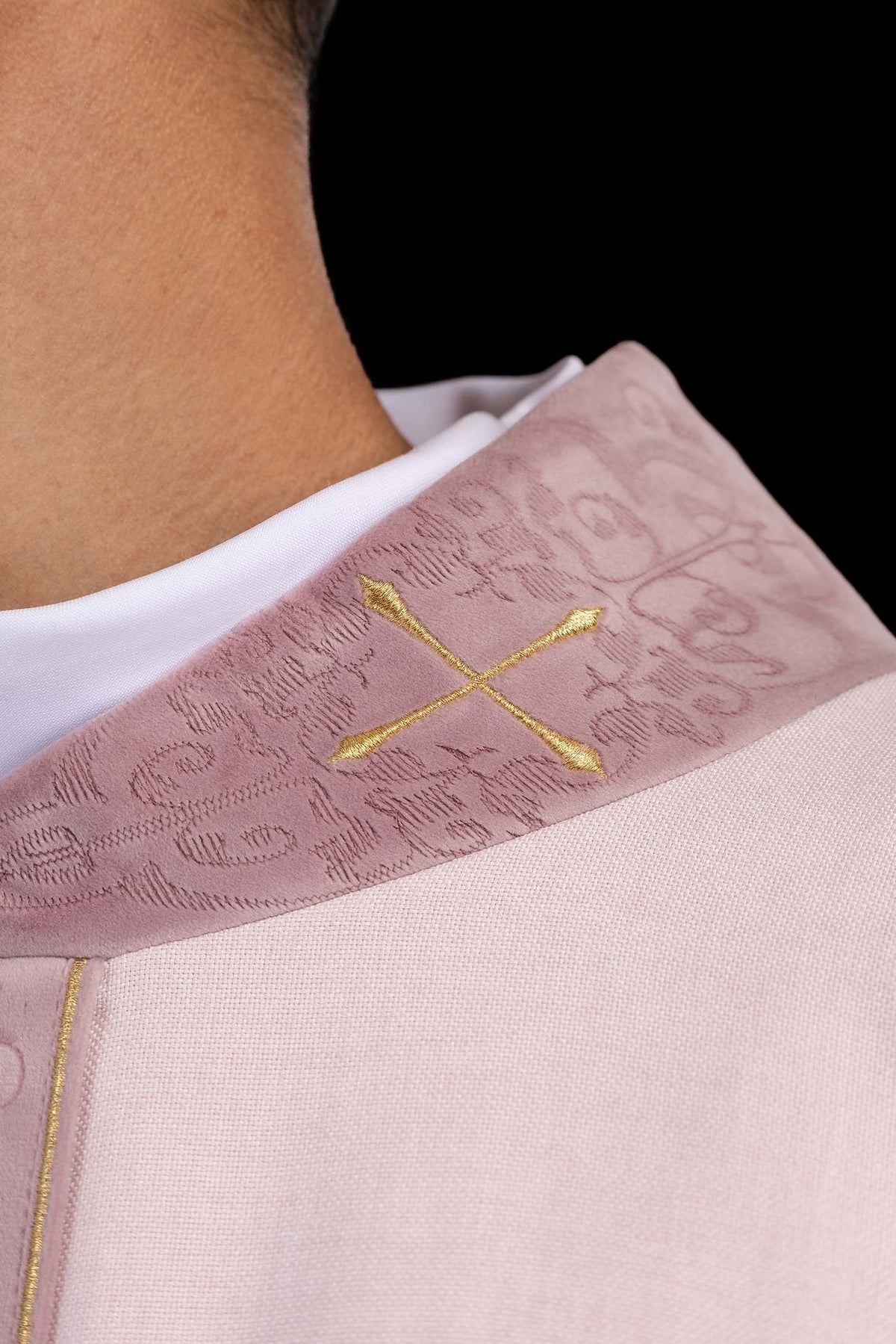 Casula rosa con stolone ricamato e colletto con croci