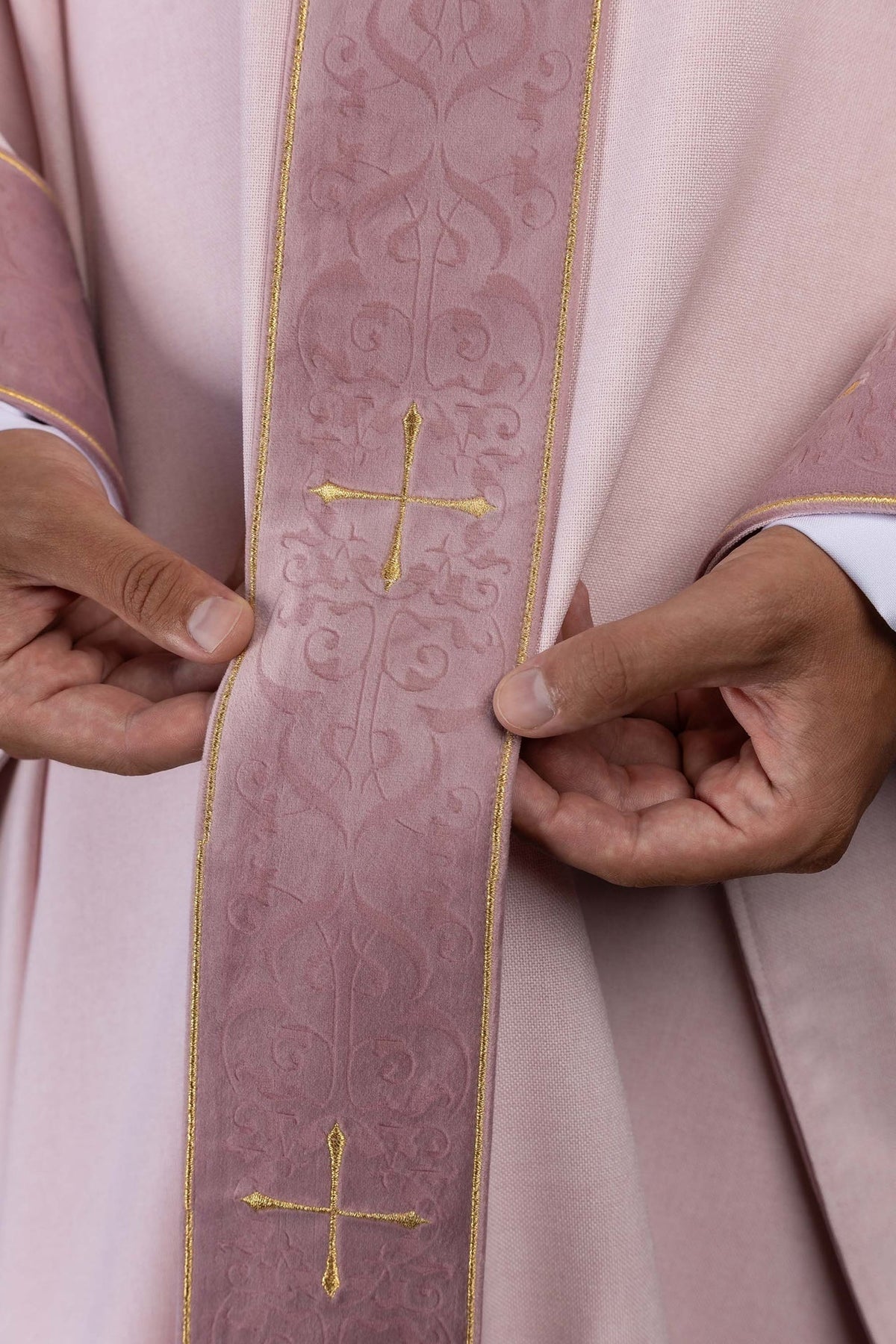 Casula rosa con stolone ricamato e colletto con croci
