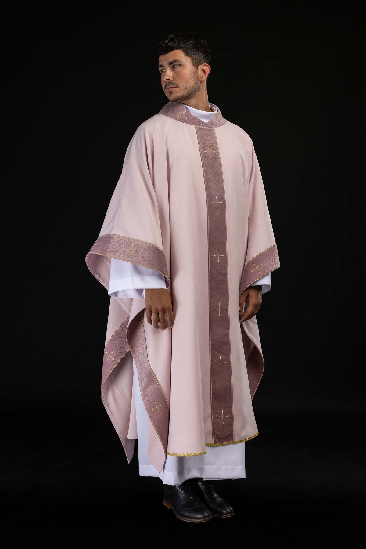 Casula rosa con stolone ricamato e colletto con croci