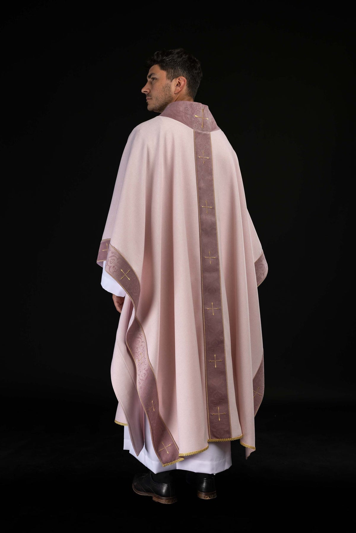 Casula rosa con stolone ricamato e colletto con croci