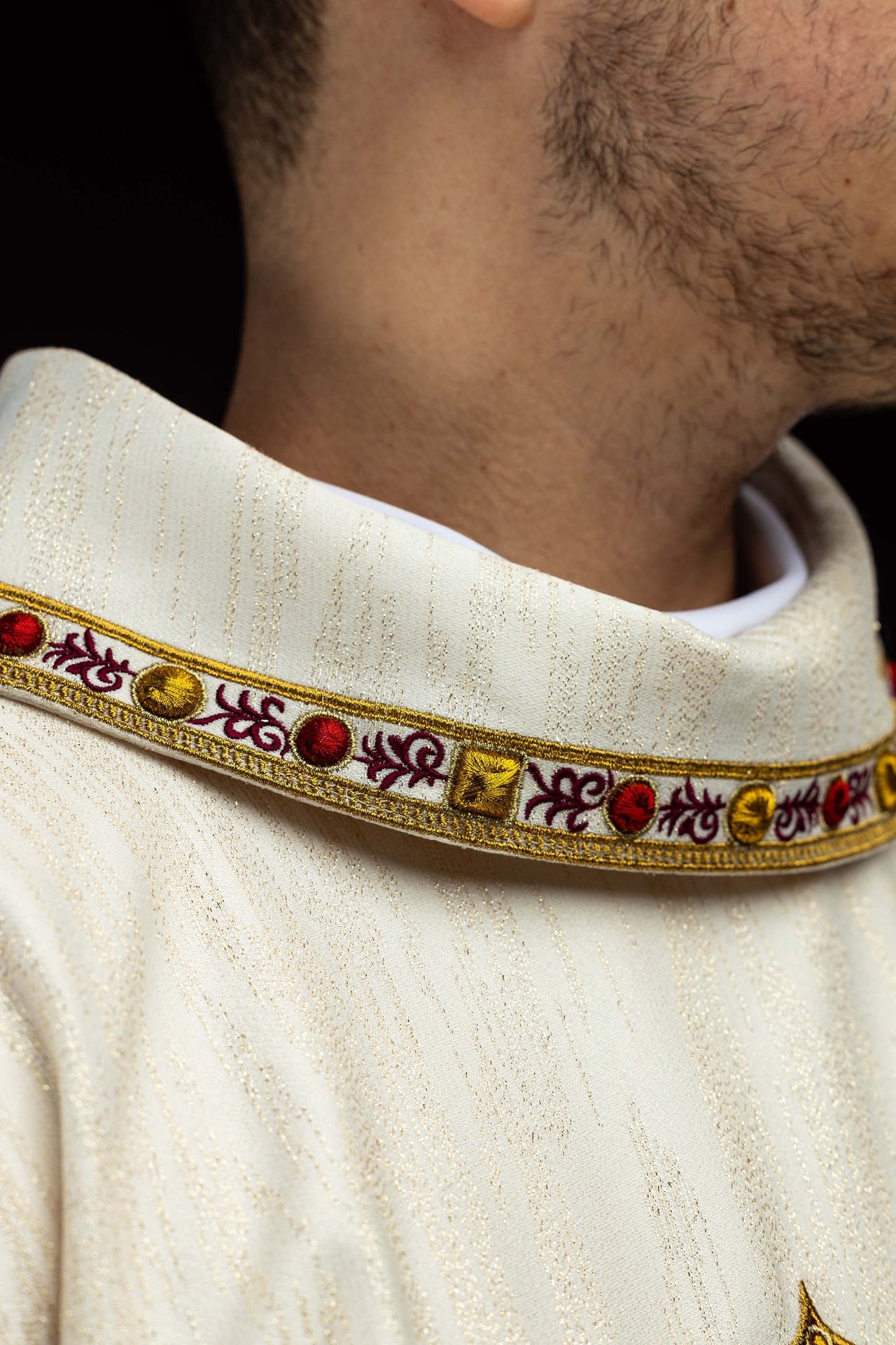 Ornat haftowany z wizerunkiem Serca Pana Jezusa i Kielicha eucharystycznego - ORNATY.PL