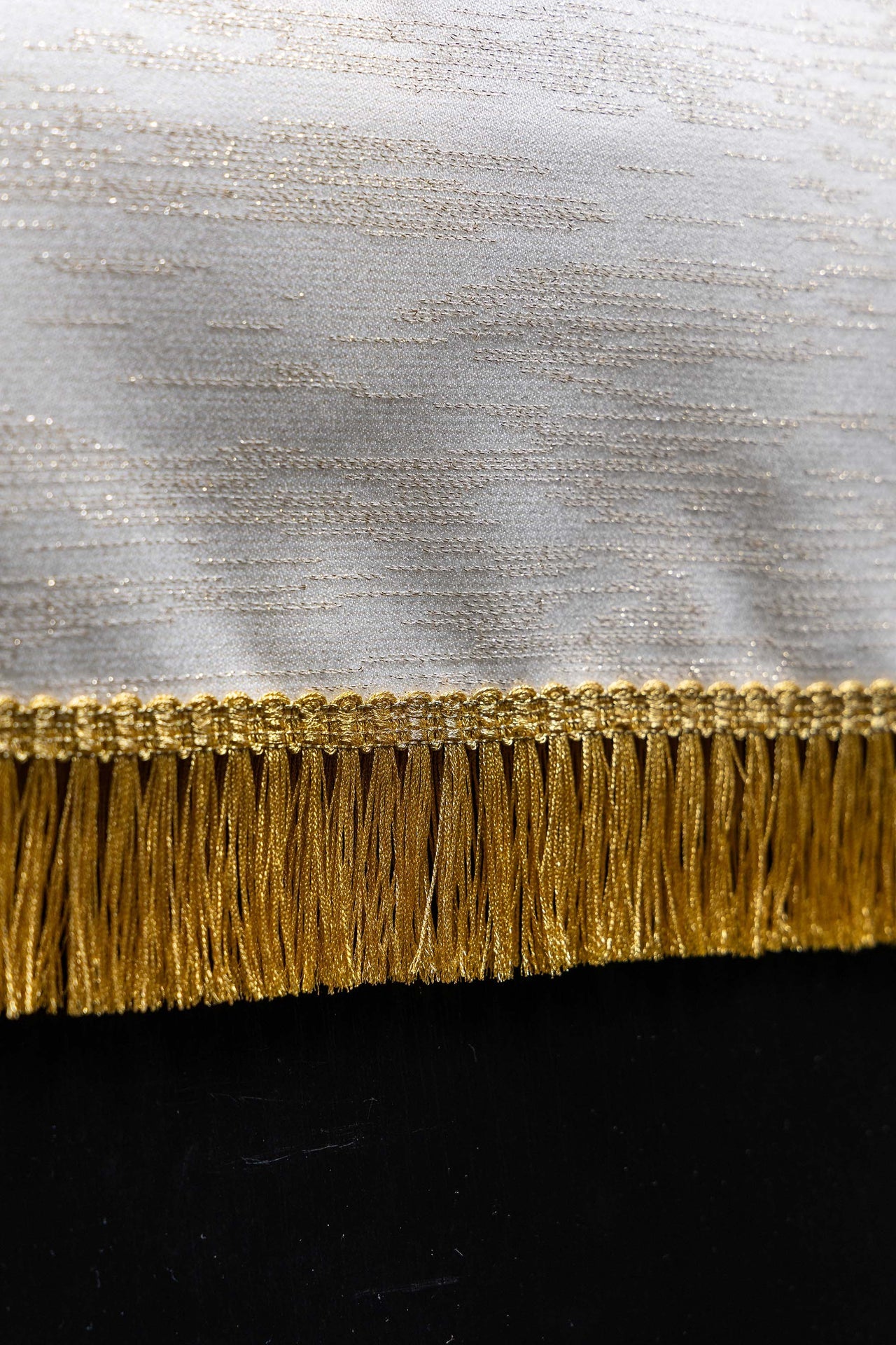 Telo per leggio liturgico color ecru riccamente ricamato con cristogramma IHS