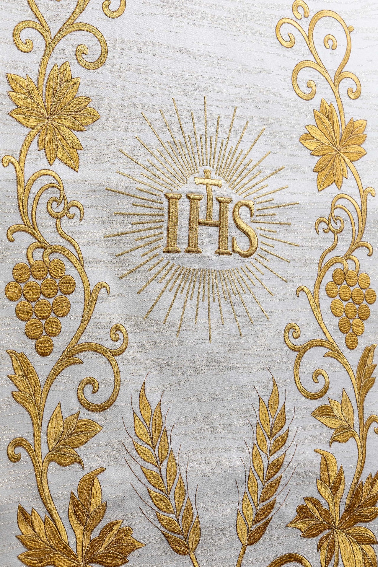 Telo per leggio liturgico color ecru riccamente ricamato con cristogramma IHS
