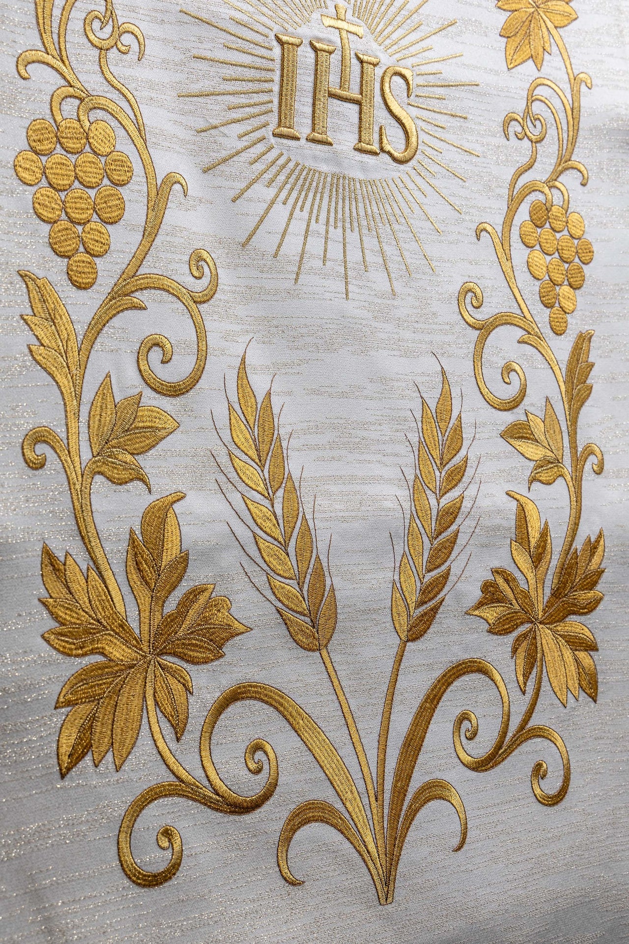Telo per leggio liturgico color ecru riccamente ricamato con cristogramma IHS