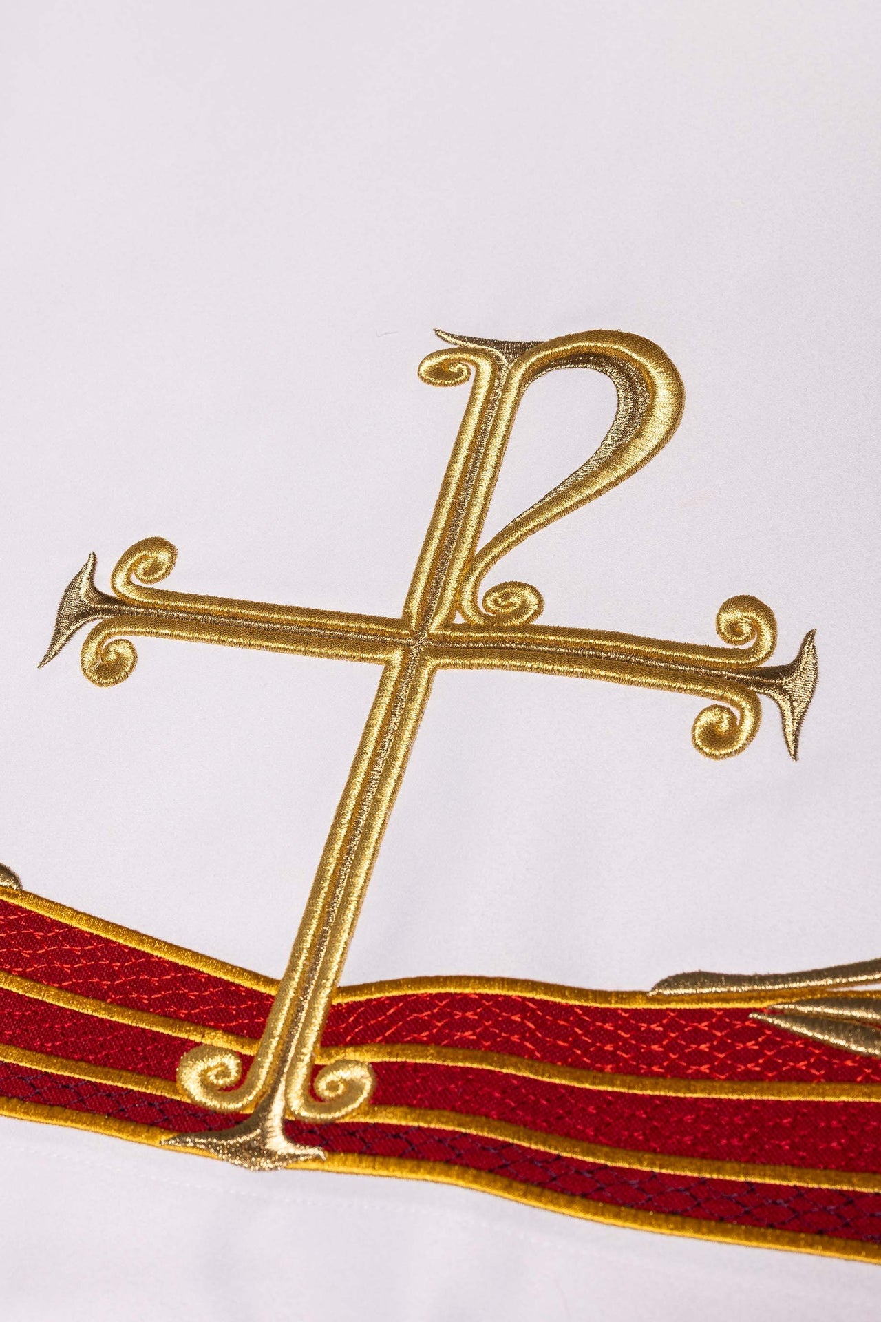 Obrus ołtarzowy z haftowanym symbolem Pax