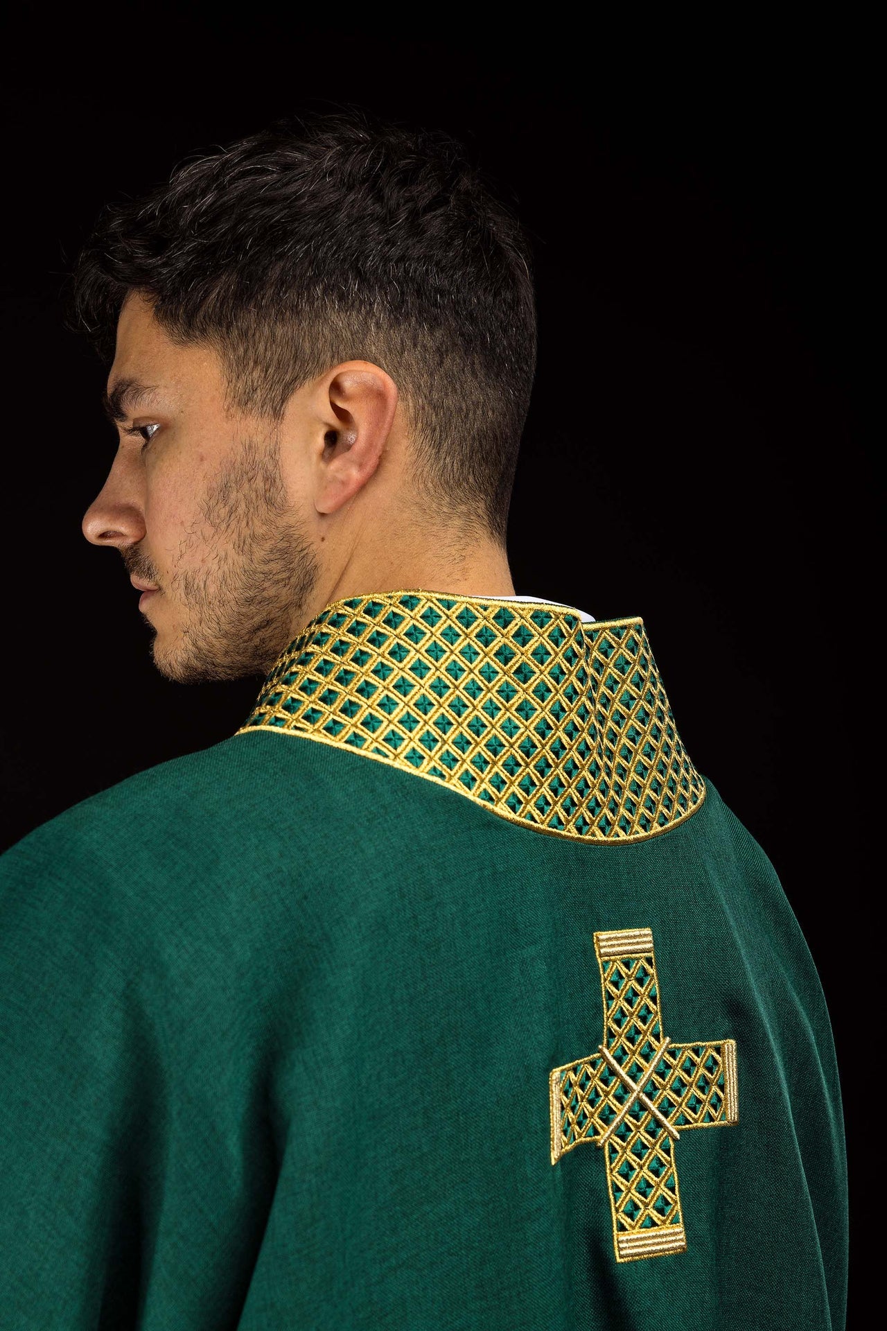 Dalmatica verde con croci ricamate e colletto