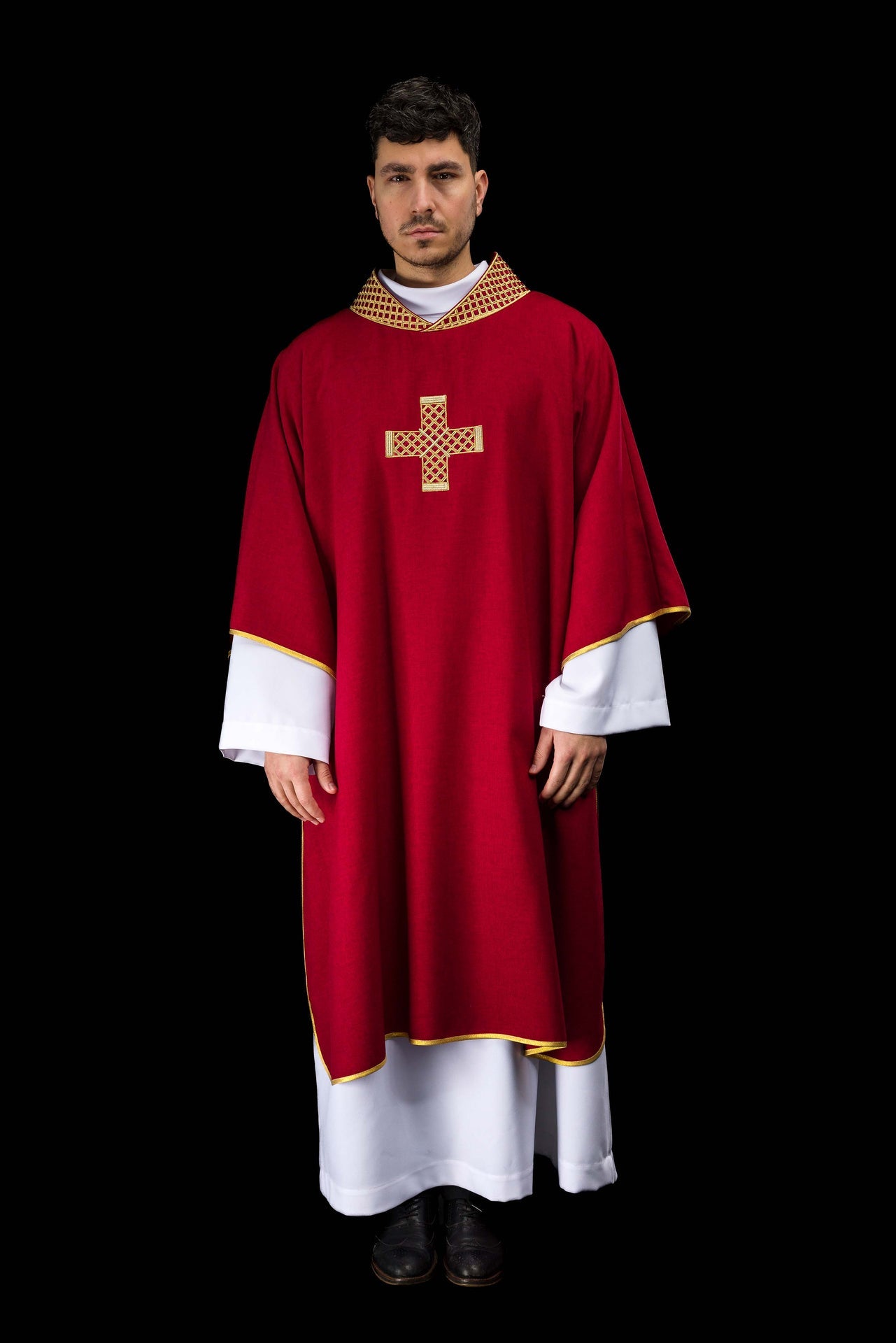 Dalmatyka z haftowanymi krzyżami i kołnierzem czerwona - ORNATY.PL