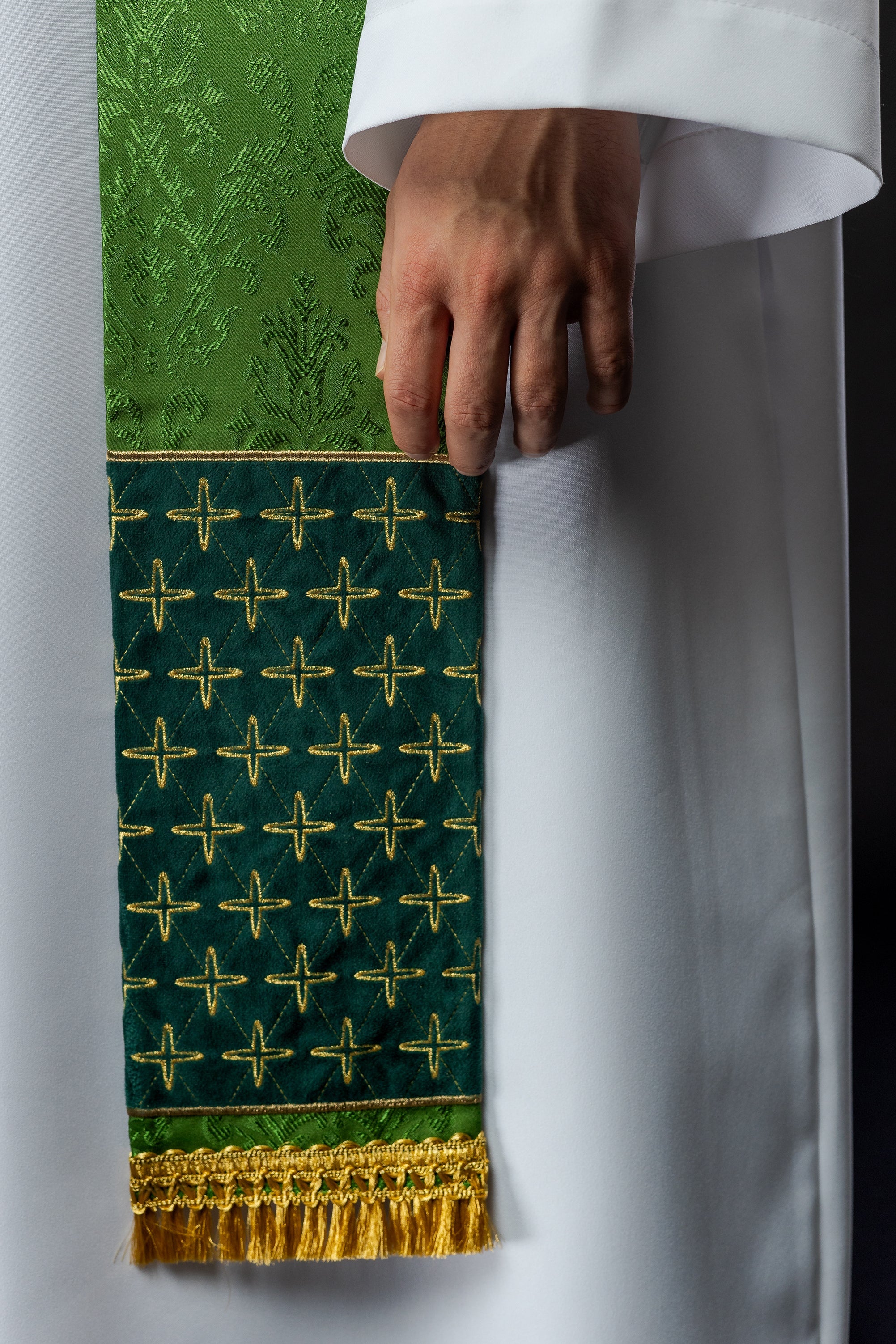 Stola jacquard ricamata verde con motivi di croci