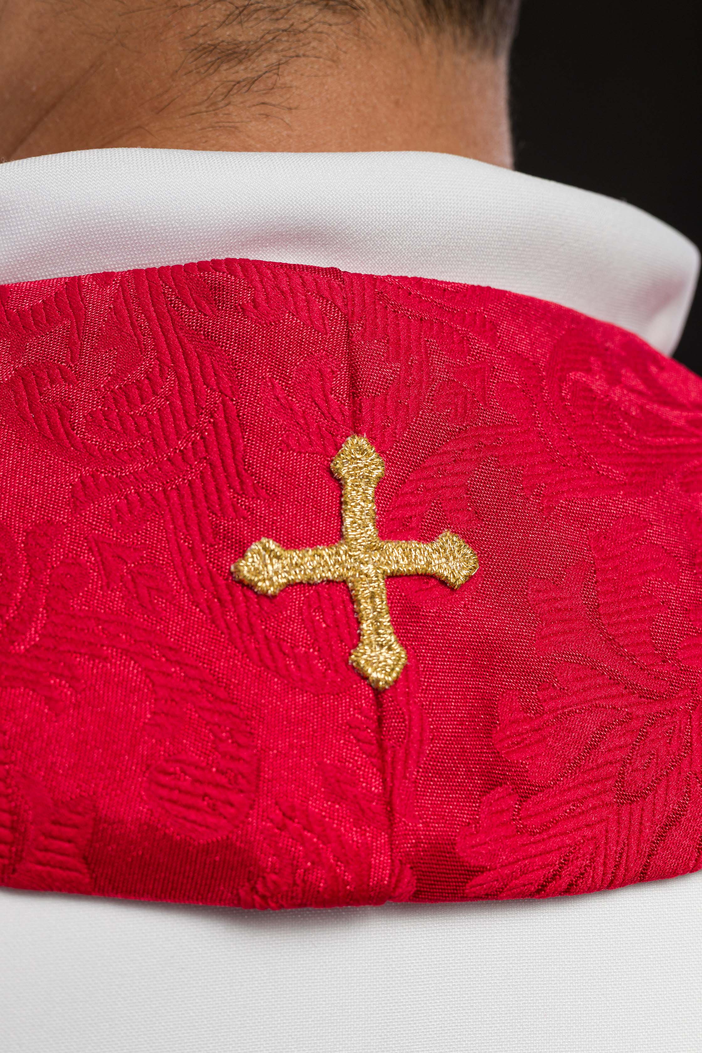 Stola ricamata in tessuto jacquard con motivi di croci rossa