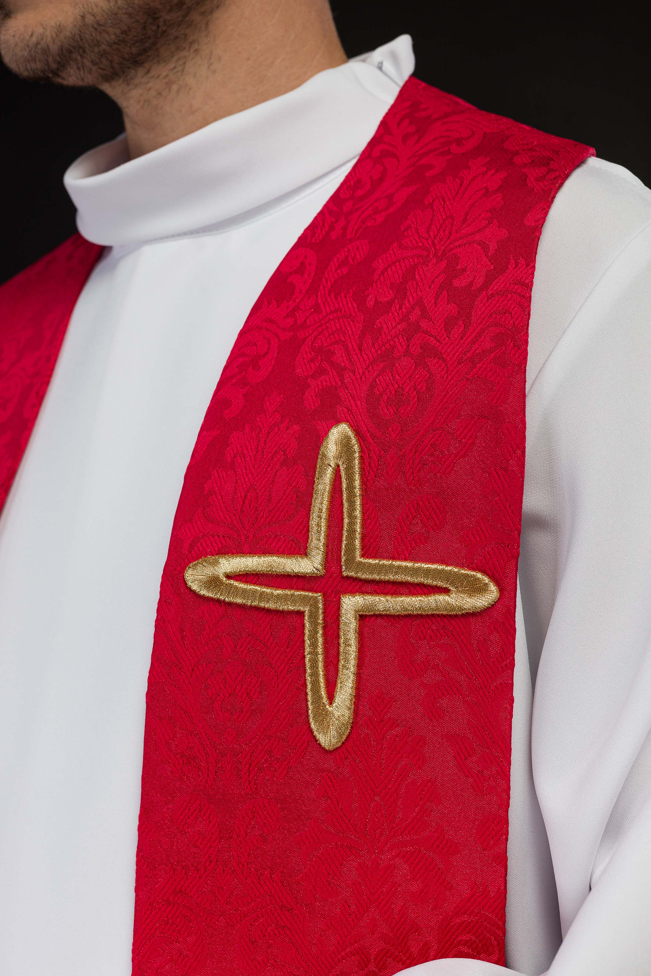Stola ricamata in tessuto jacquard con motivi di croci rossa