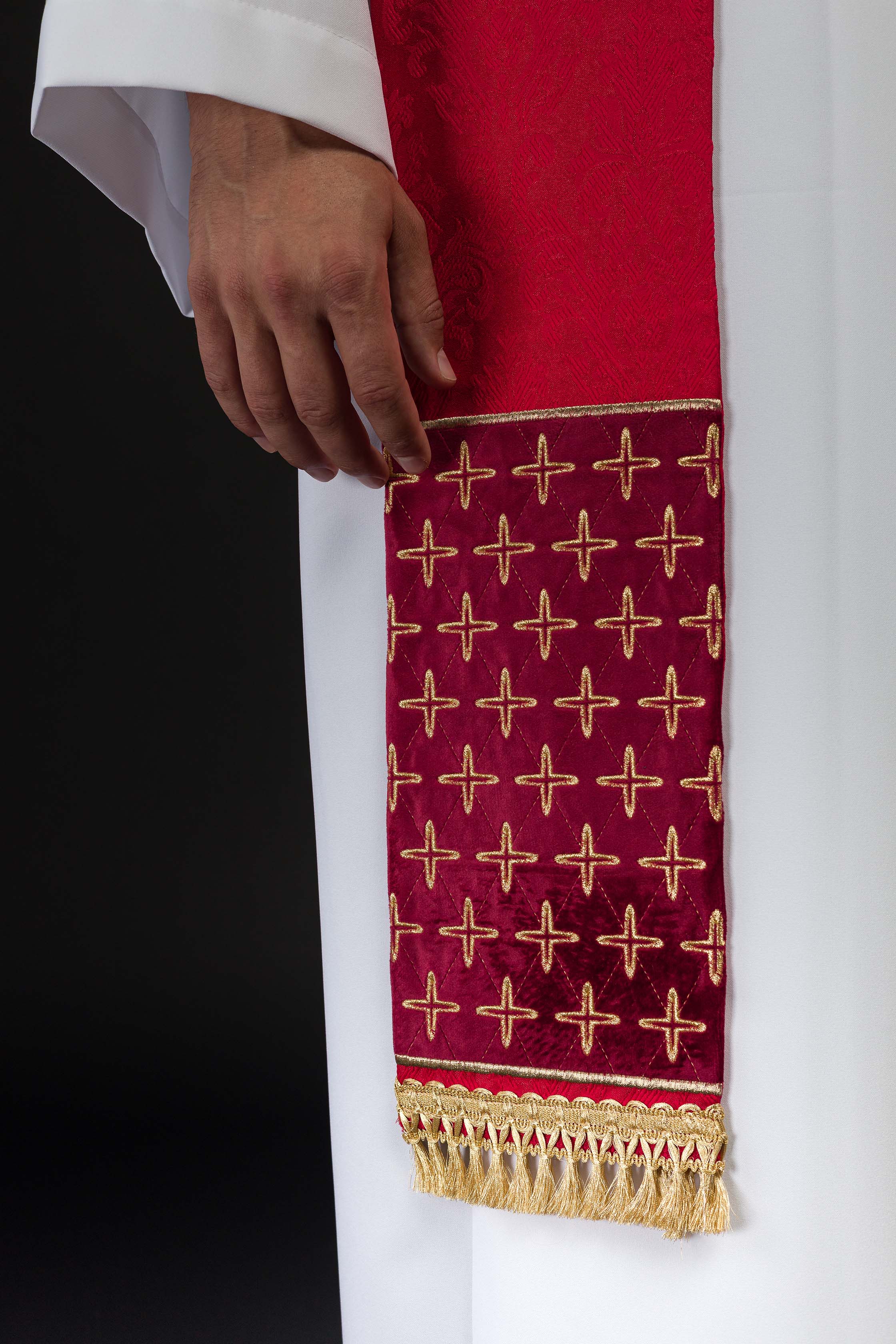 Stola ricamata in tessuto jacquard con motivi di croci rossa