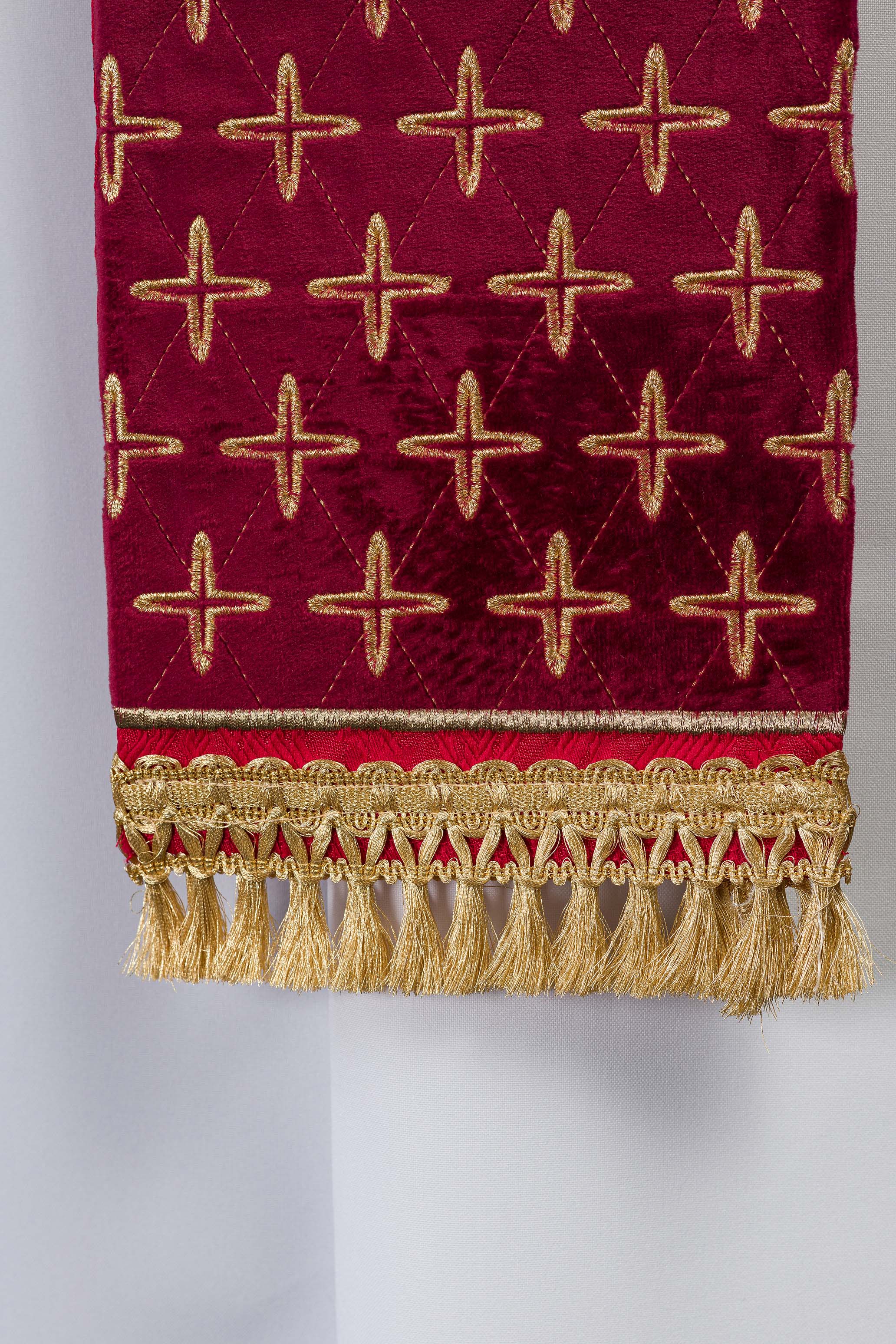 Stola ricamata in tessuto jacquard con motivi di croci rossa