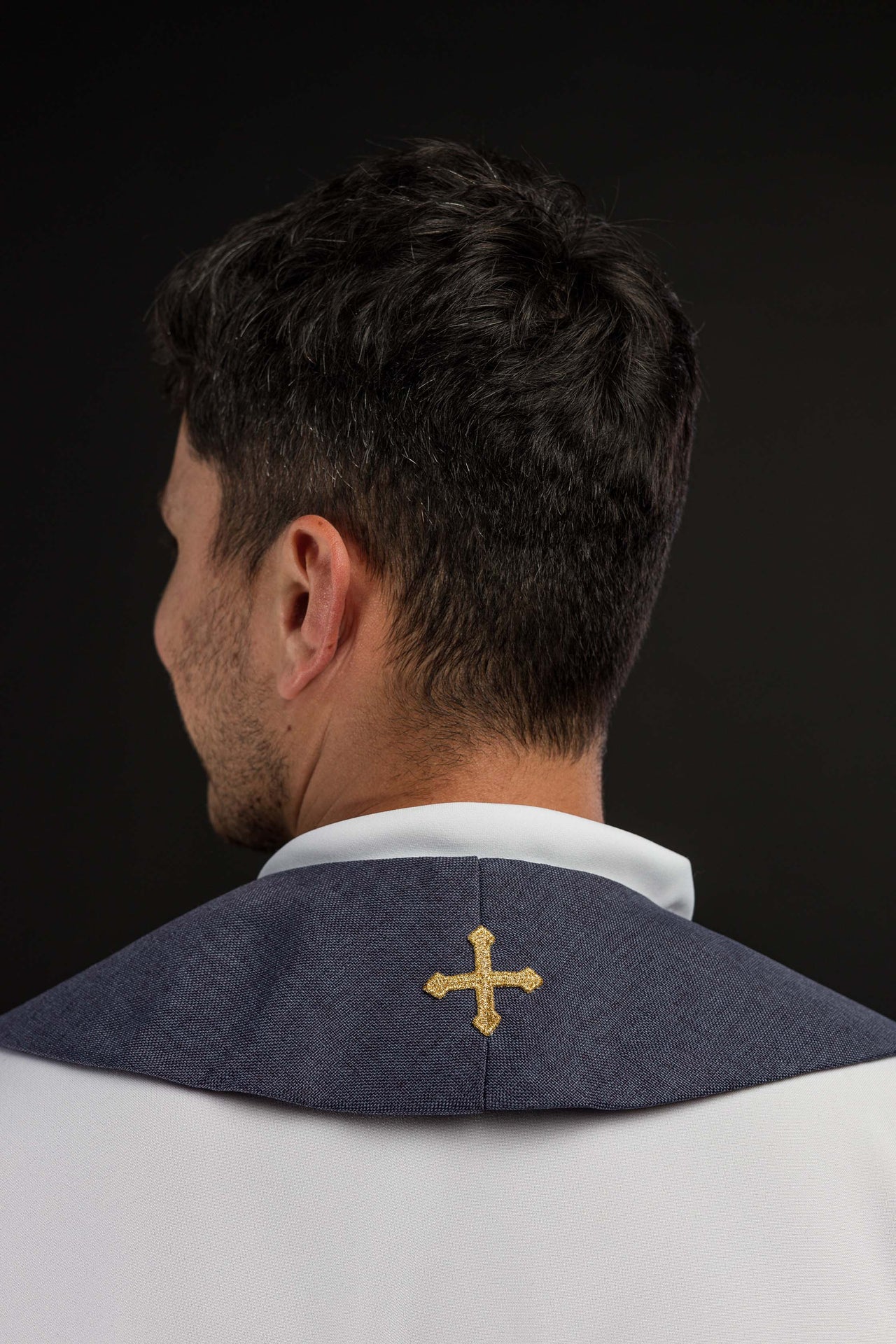 Stola ricamata in velluto con motivo IHS viola