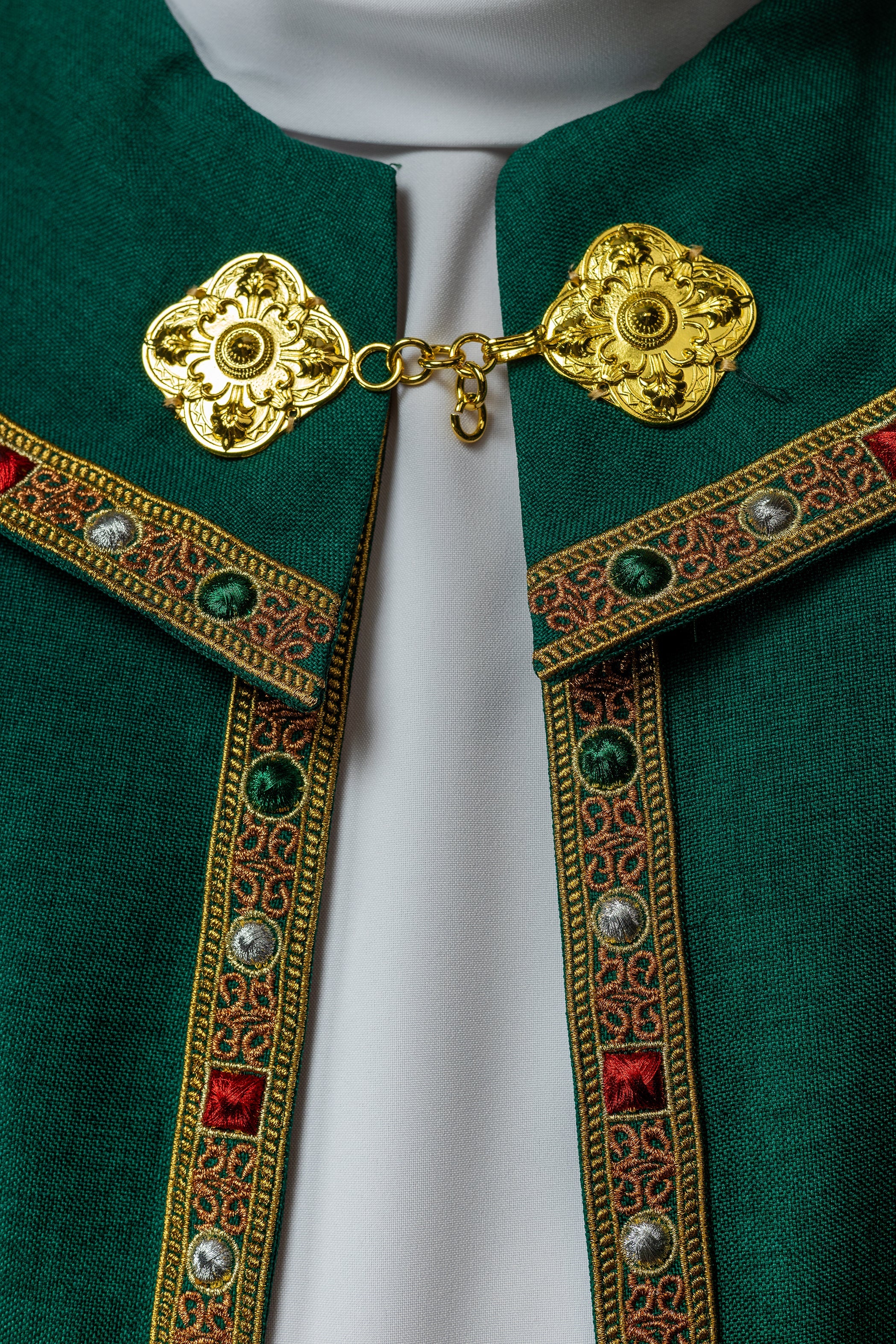 Piviale liturgico verde con IHS oro