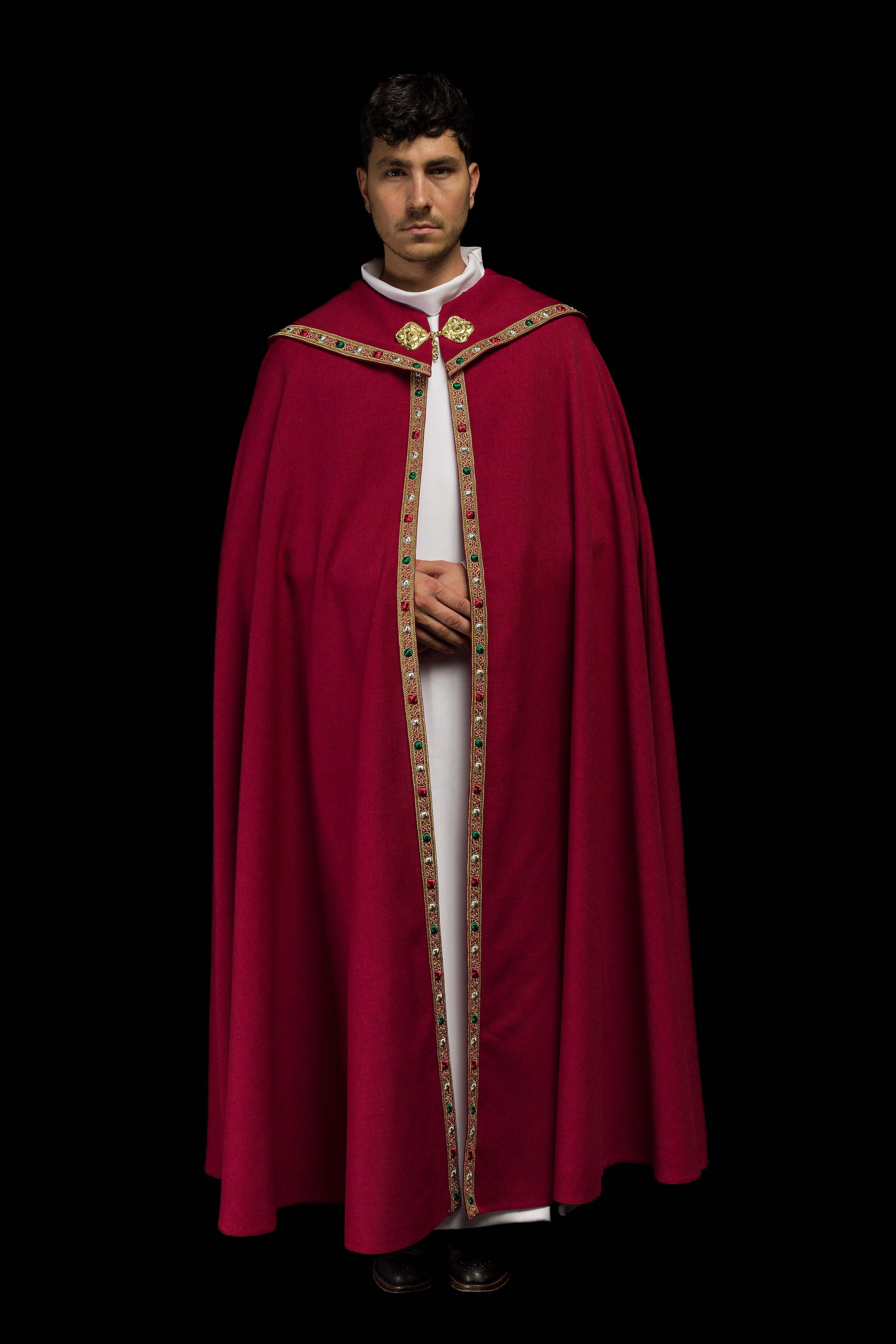 Una pianeta liturgica rossa con il monogramma dorato IHS.