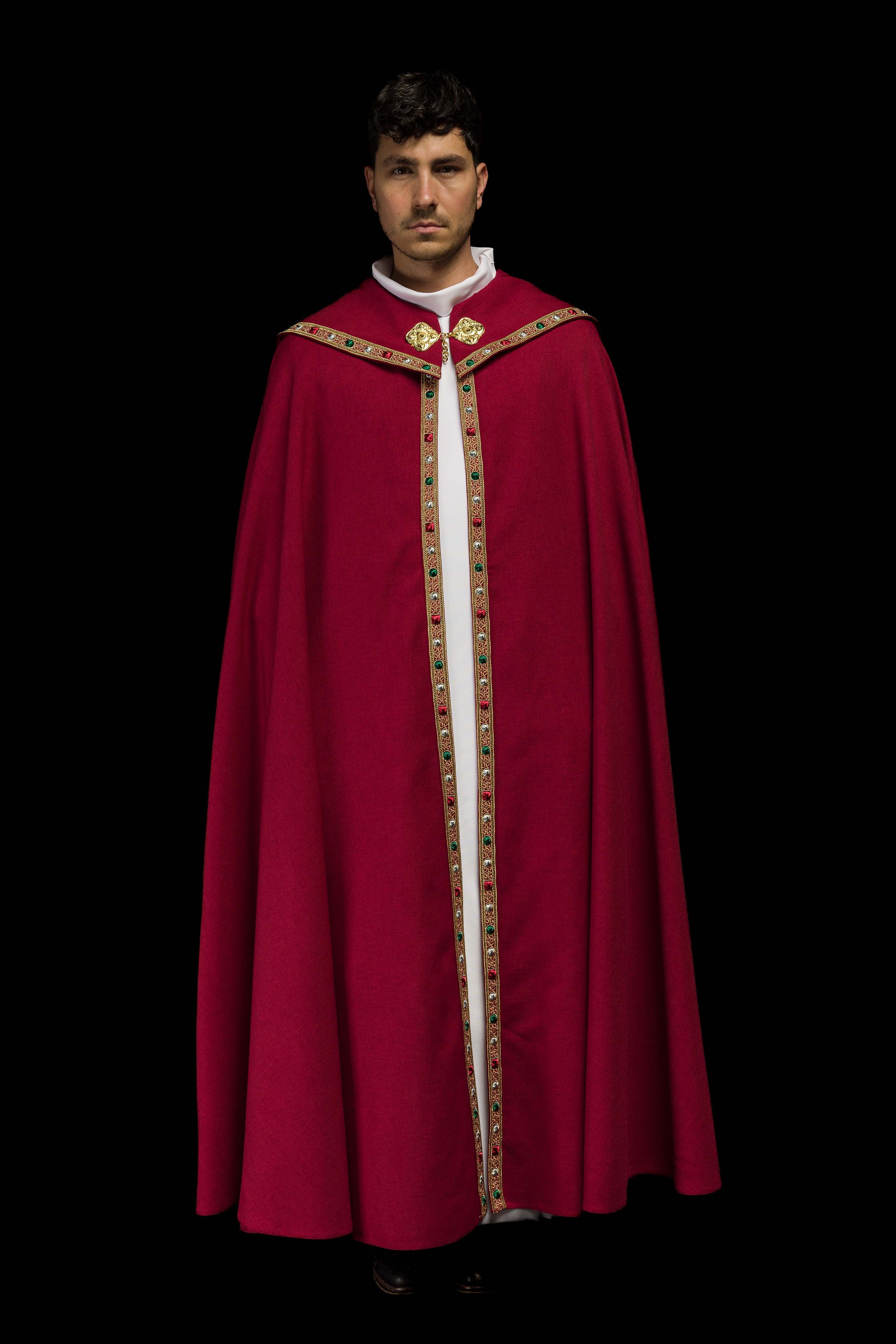 Una pianeta liturgica rossa con il monogramma dorato IHS.
