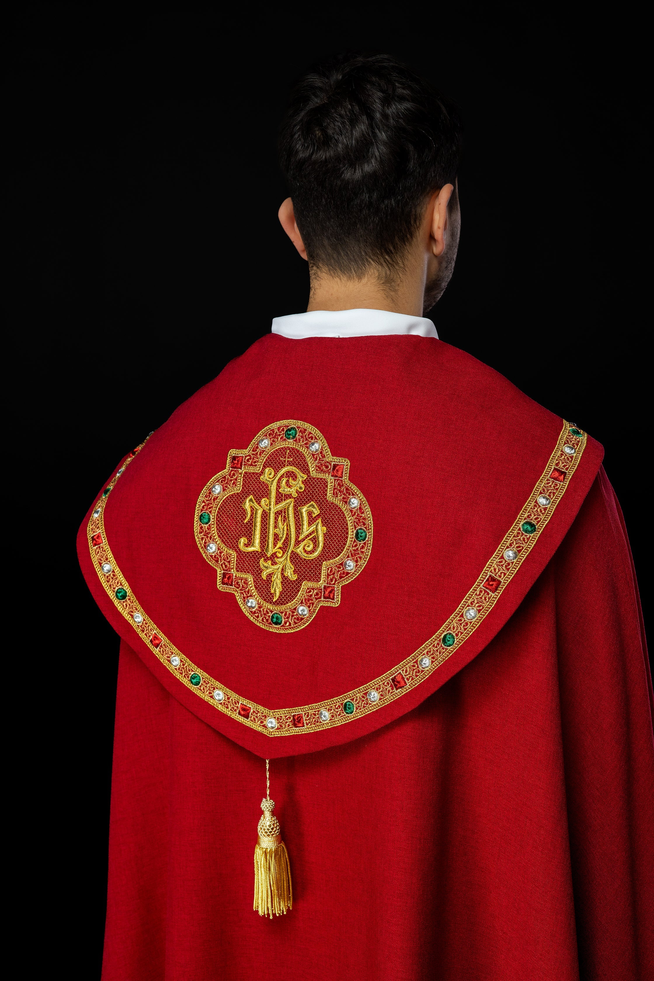 Piviale liturgico rosso con IHS oro