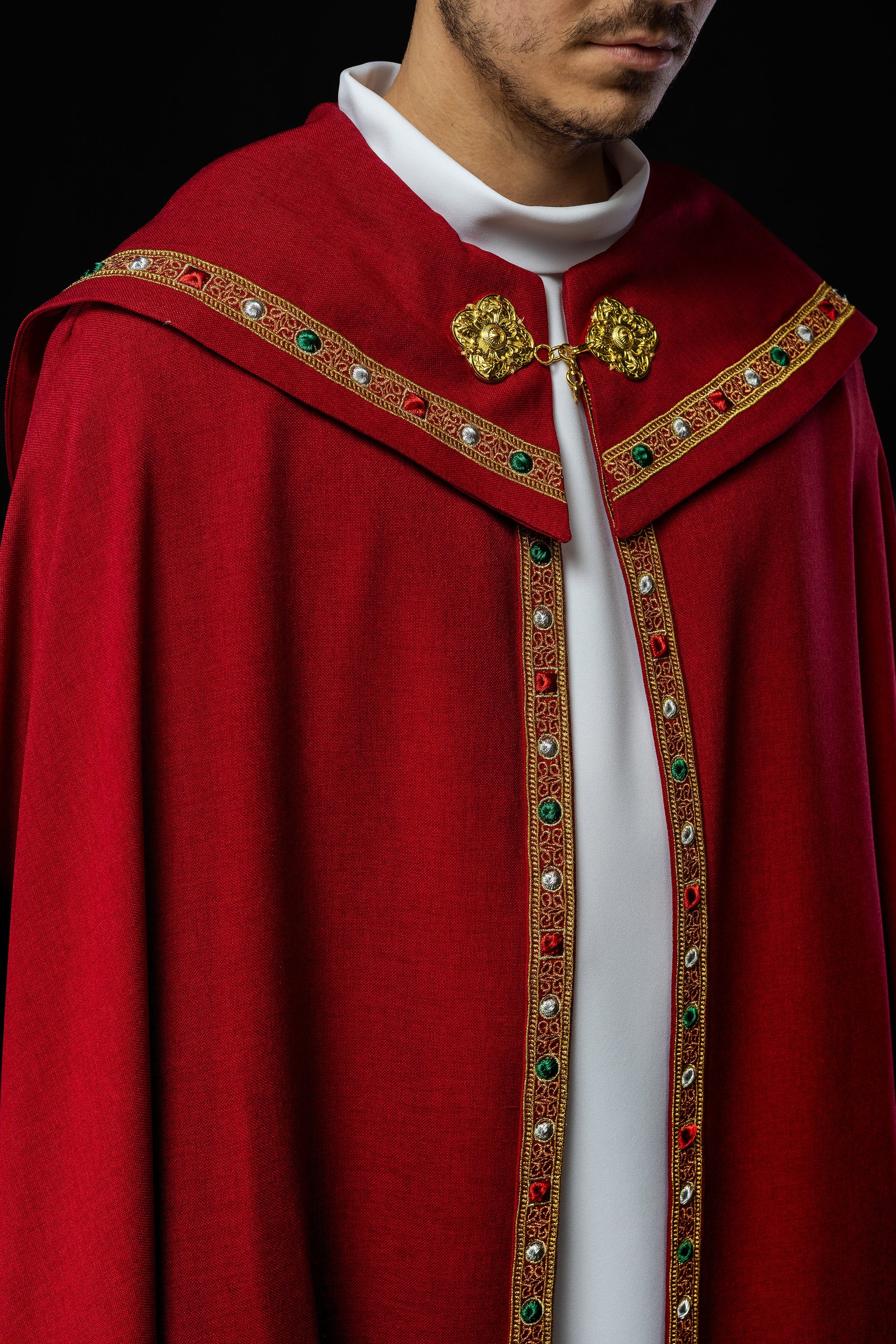 Piviale liturgico rosso con IHS oro