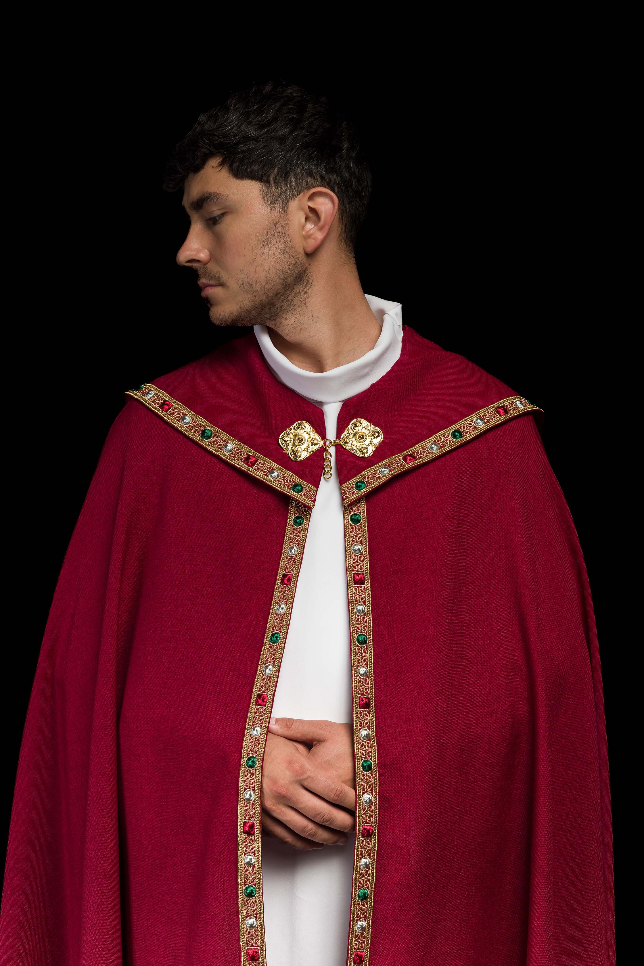 Una pianeta liturgica rossa con il monogramma dorato IHS.