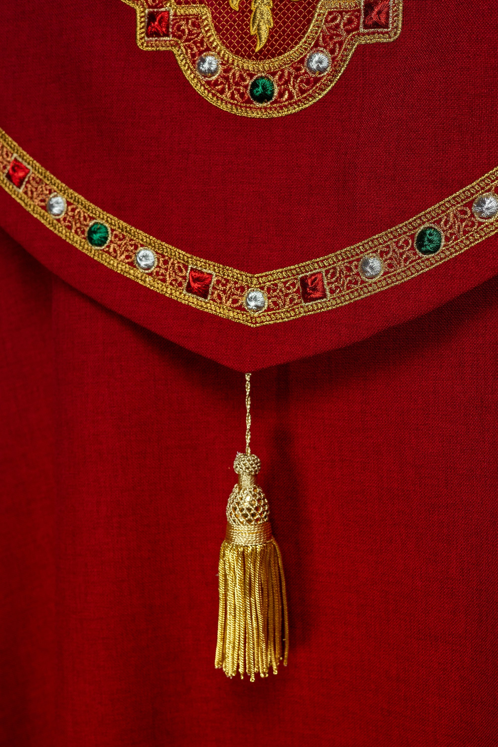 Piviale liturgico rosso con IHS oro