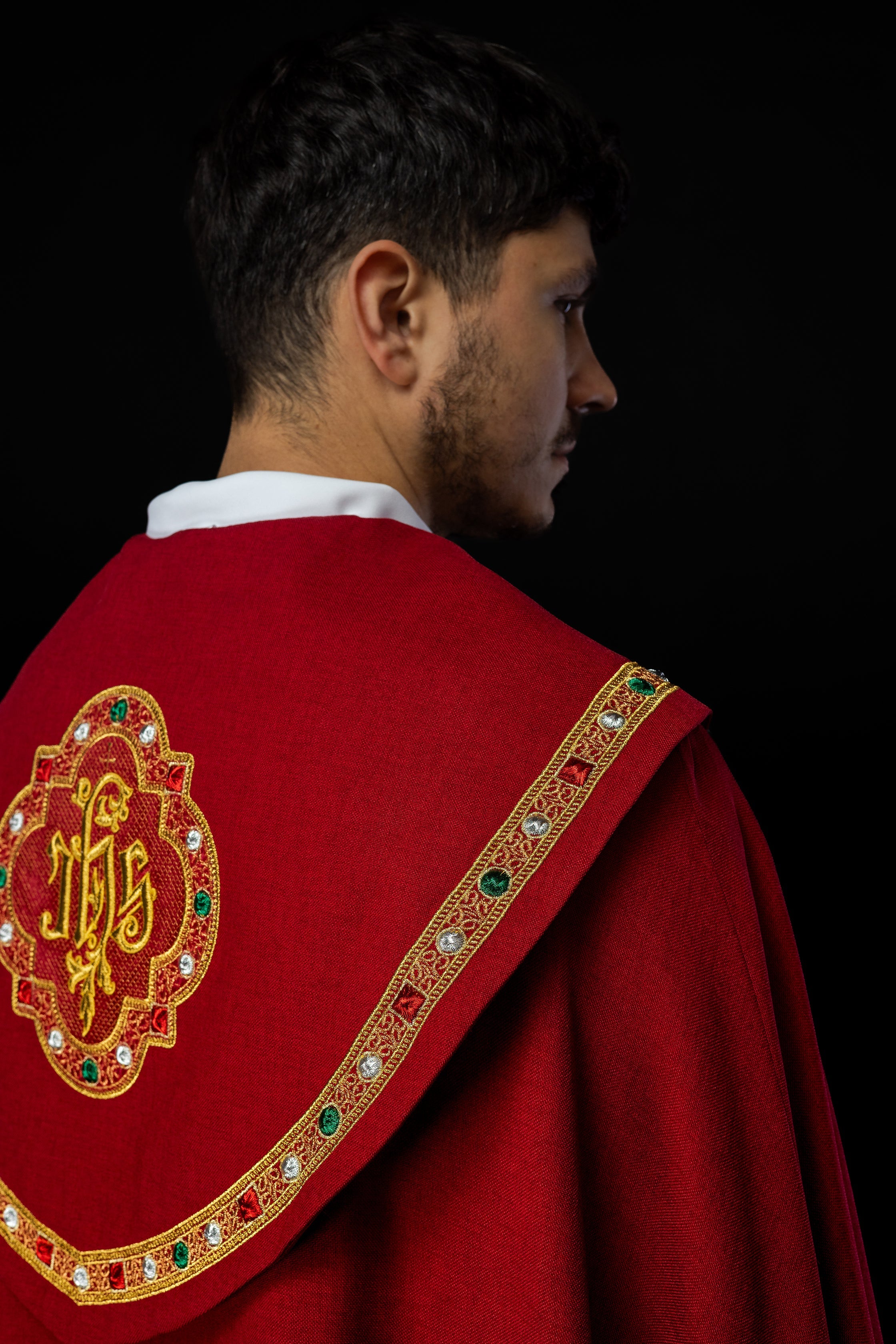 Piviale liturgico rosso con IHS oro