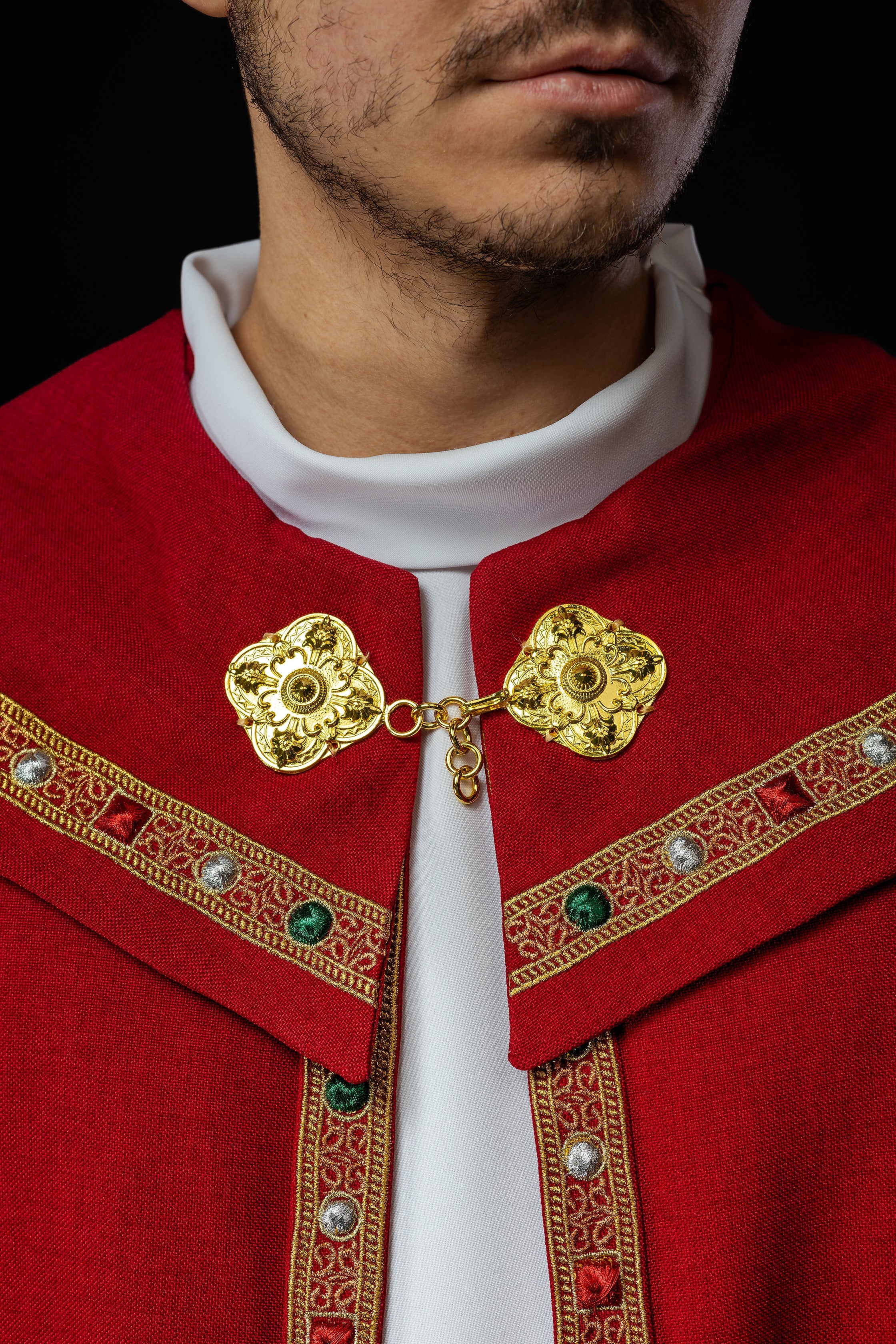 Piviale liturgico rosso con IHS oro