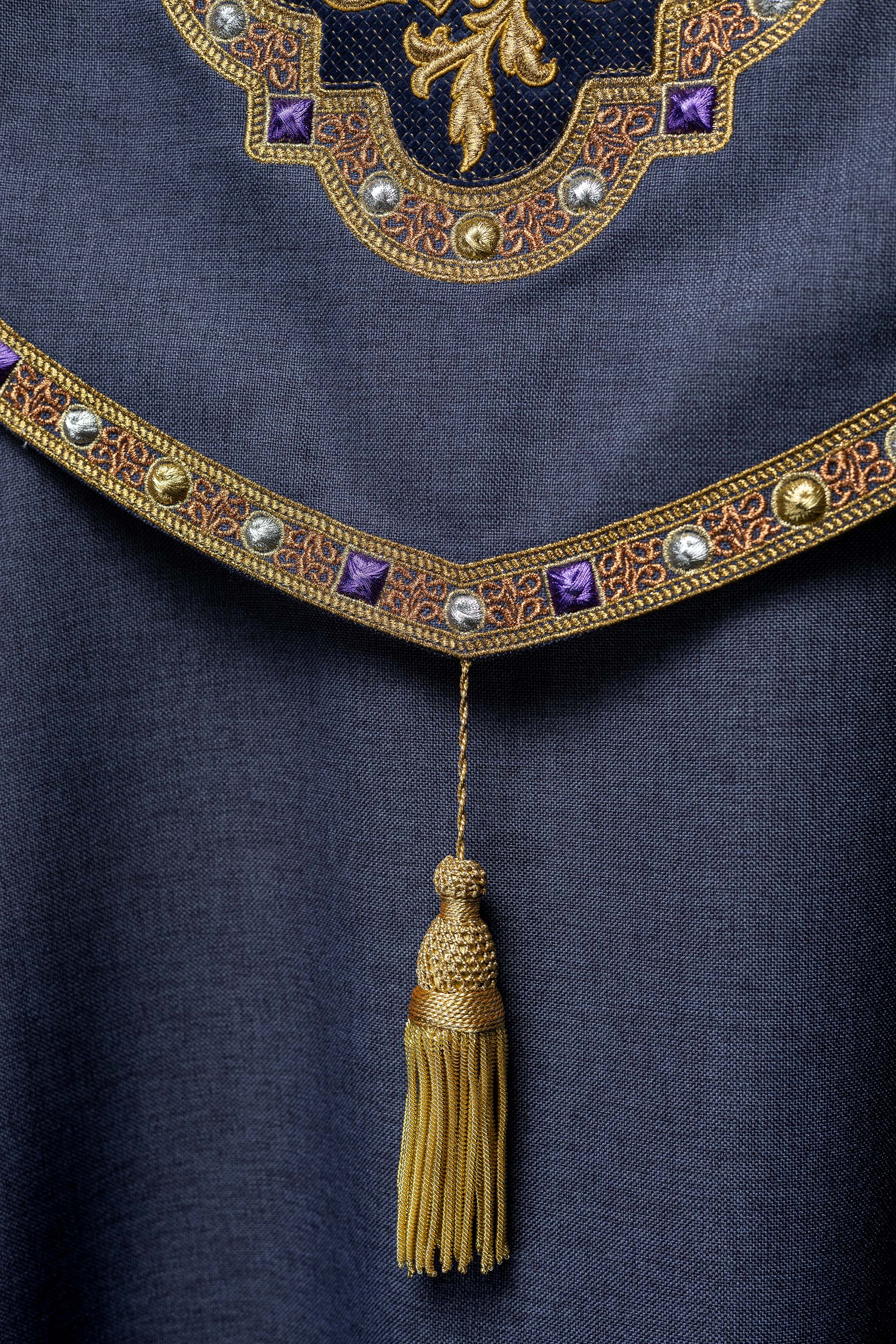 Una pianeta liturgica viola con il monogramma dorato IHS