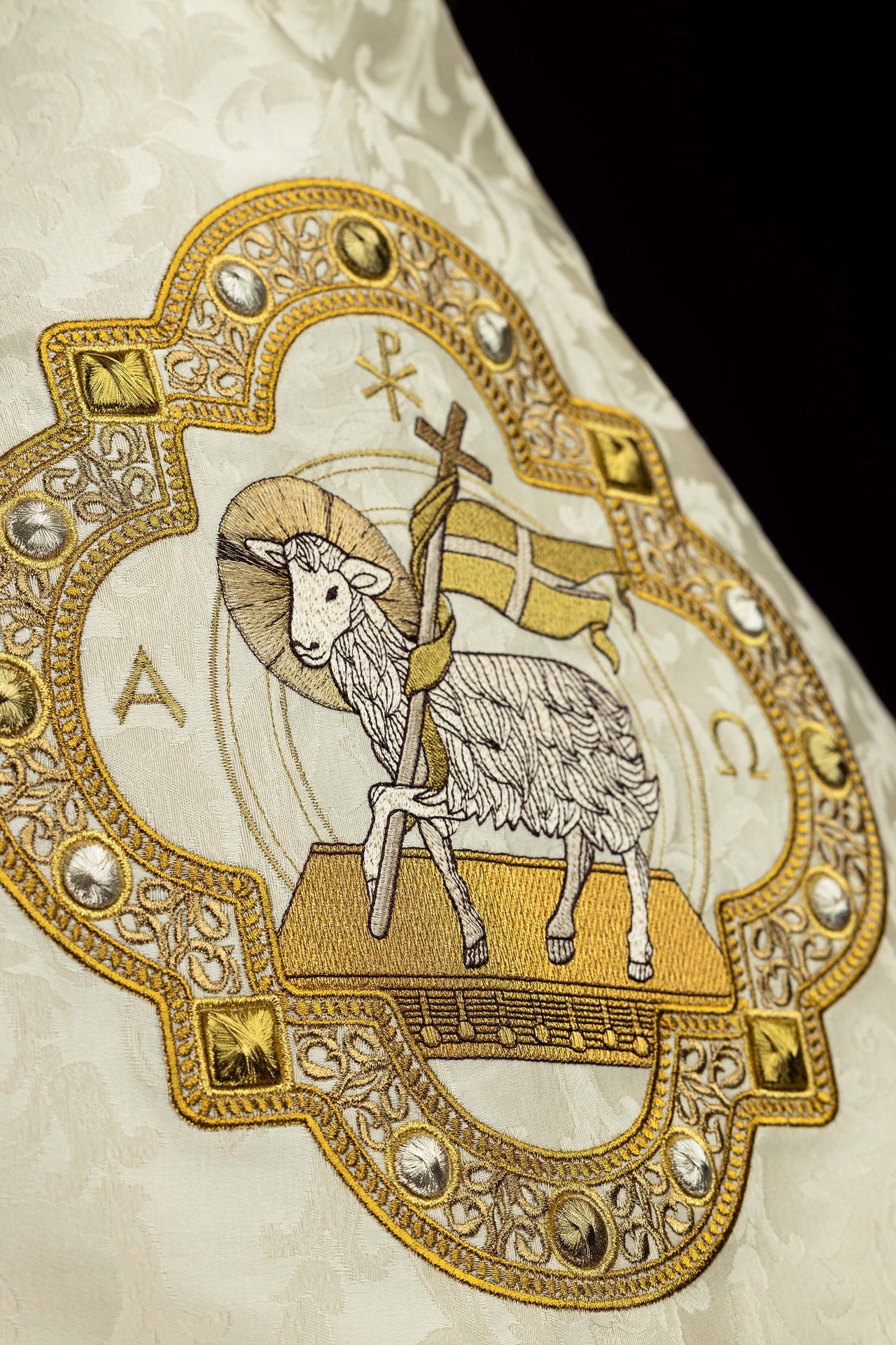 Velo omerale con ricamo dell’Agnello Pasquale su tessuto jacquard