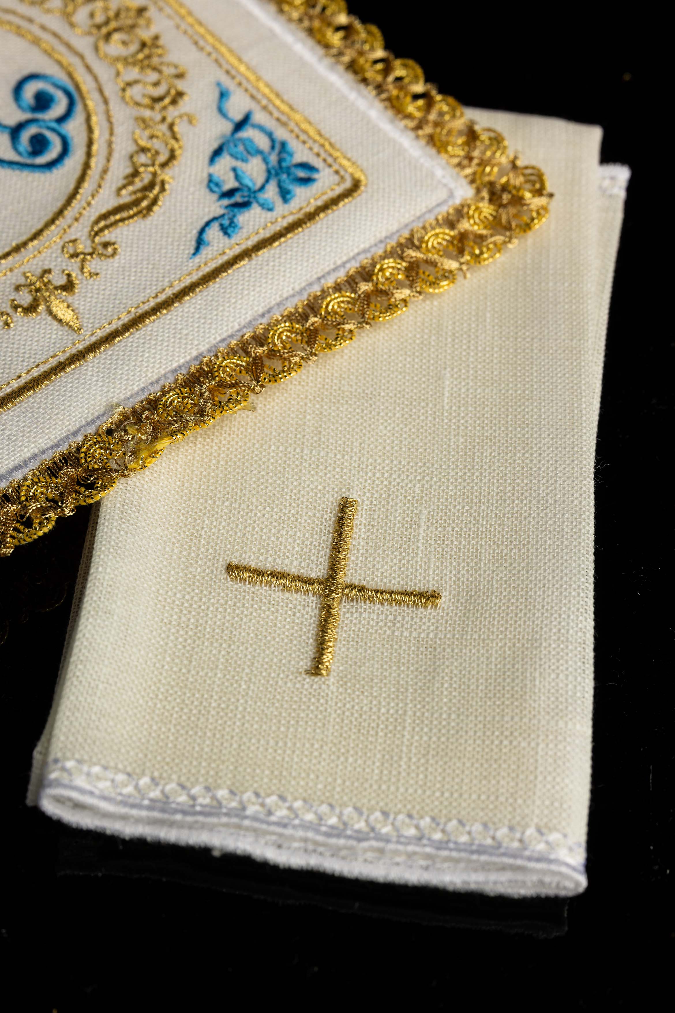 Servizio da Messa in lino con motivo Marian