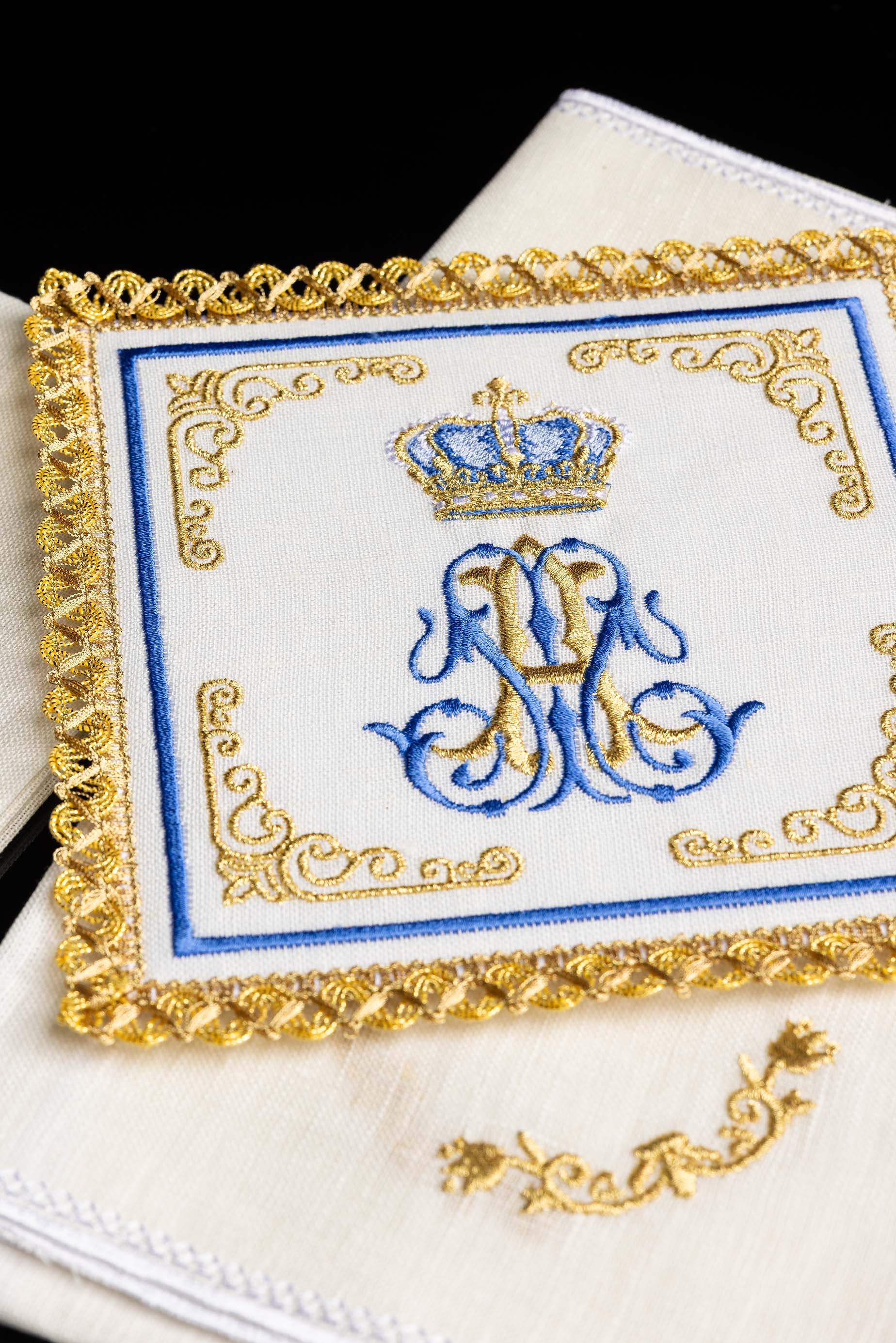 Servizio da Messa in lino con motivo Marian