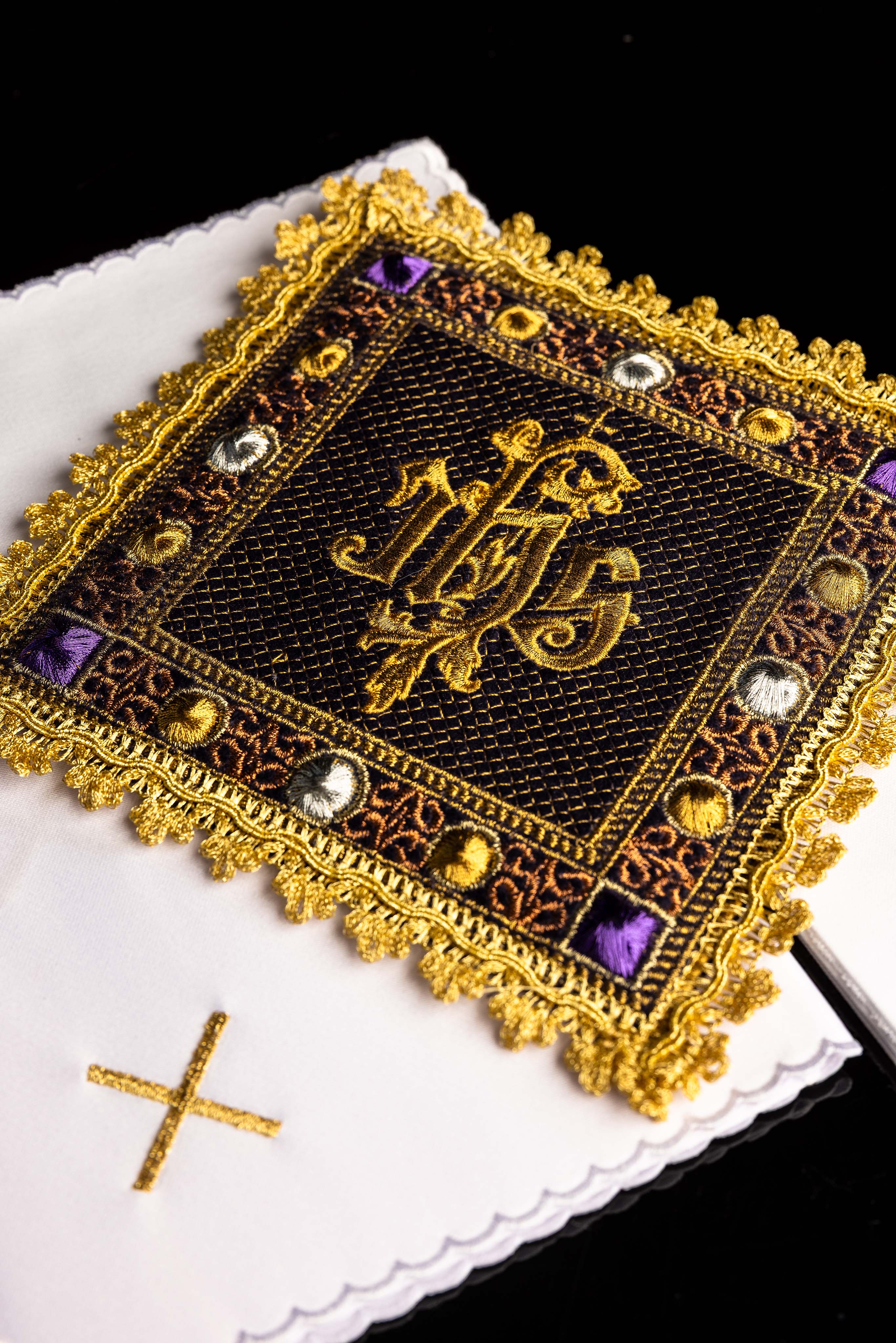 Servizio da altare in velluto di colore viola con simbolo IHS ricamato