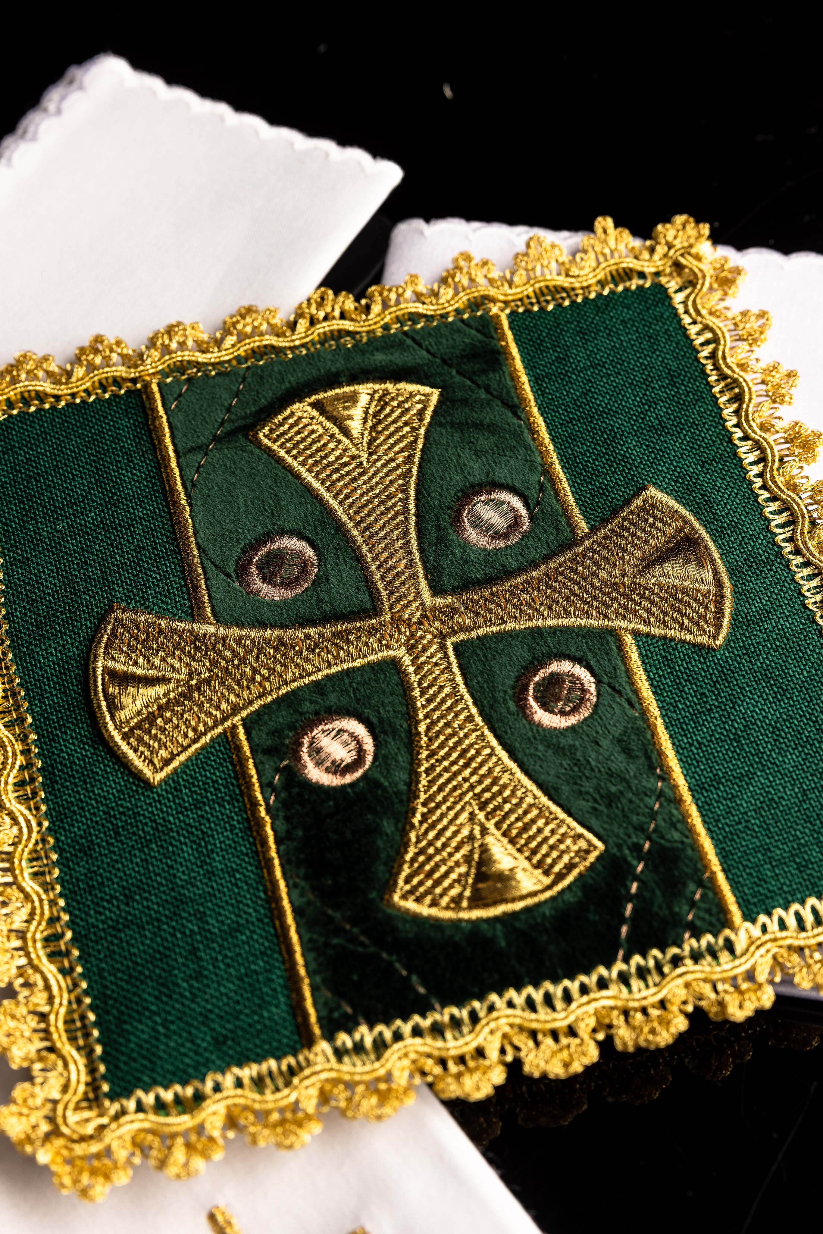 Servizio da altare del calice verde ricamato su velluto