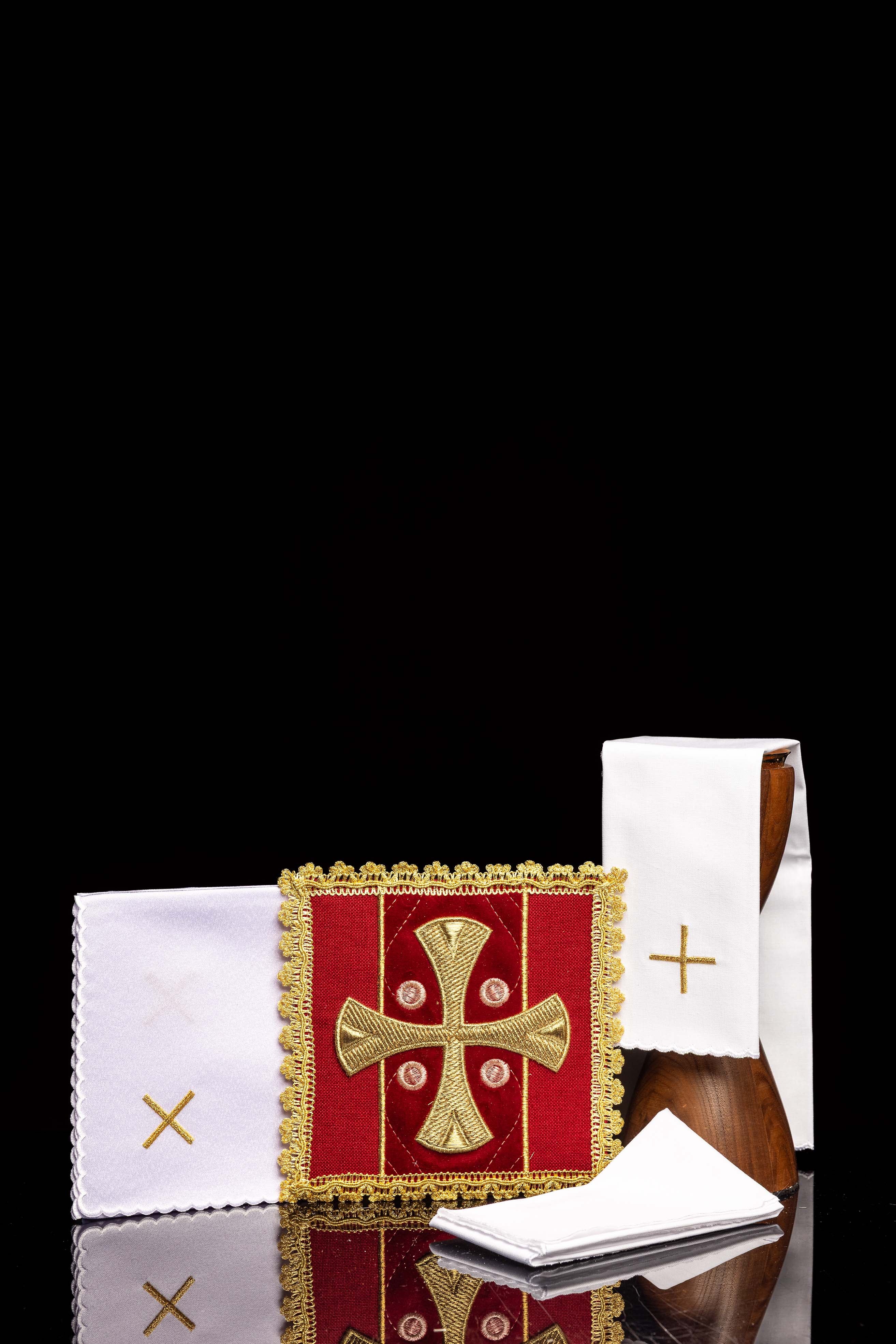 Servizio da altare rossa a forma di calice ricamata su velluto