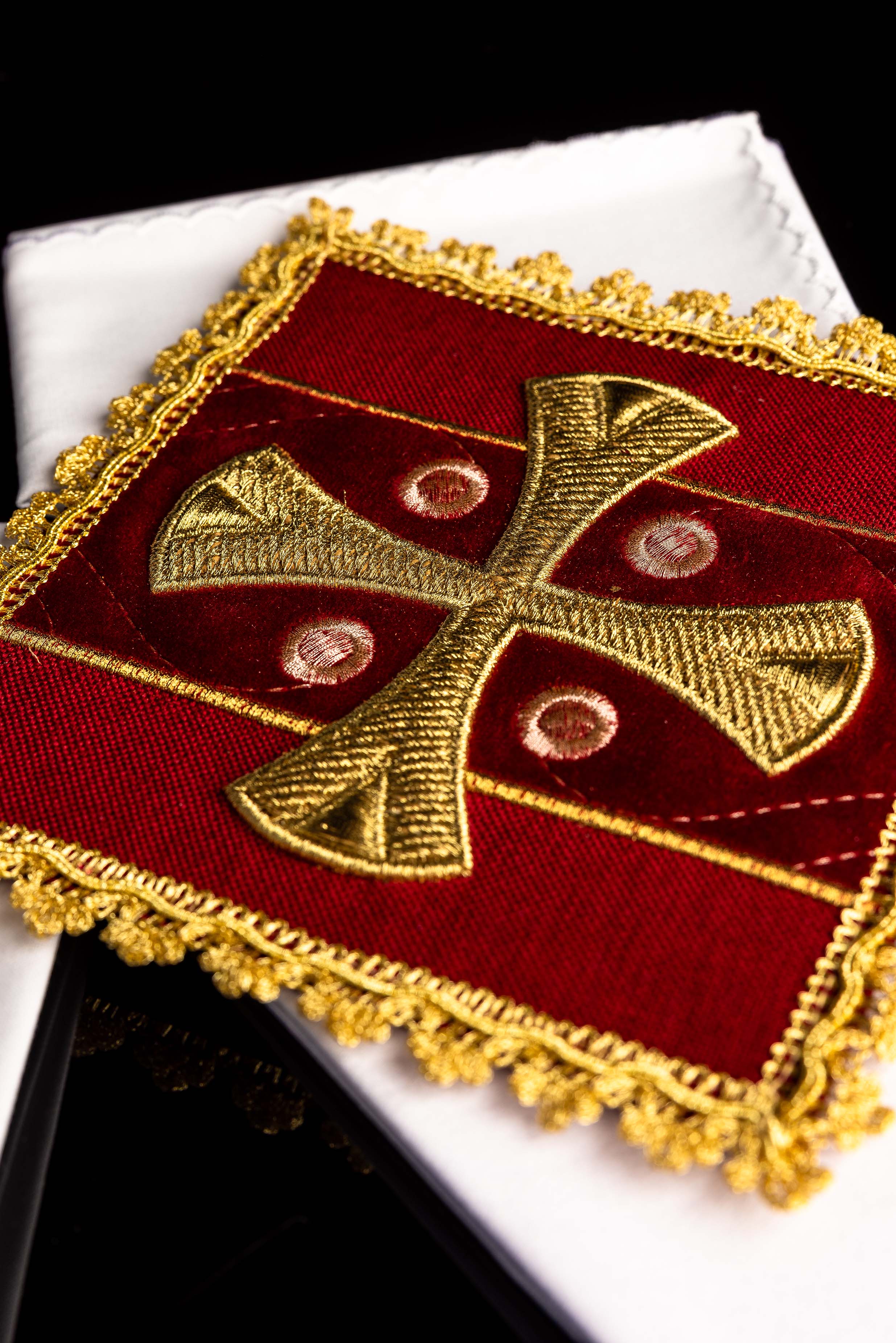 Servizio da altare rossa a forma di calice ricamata su velluto