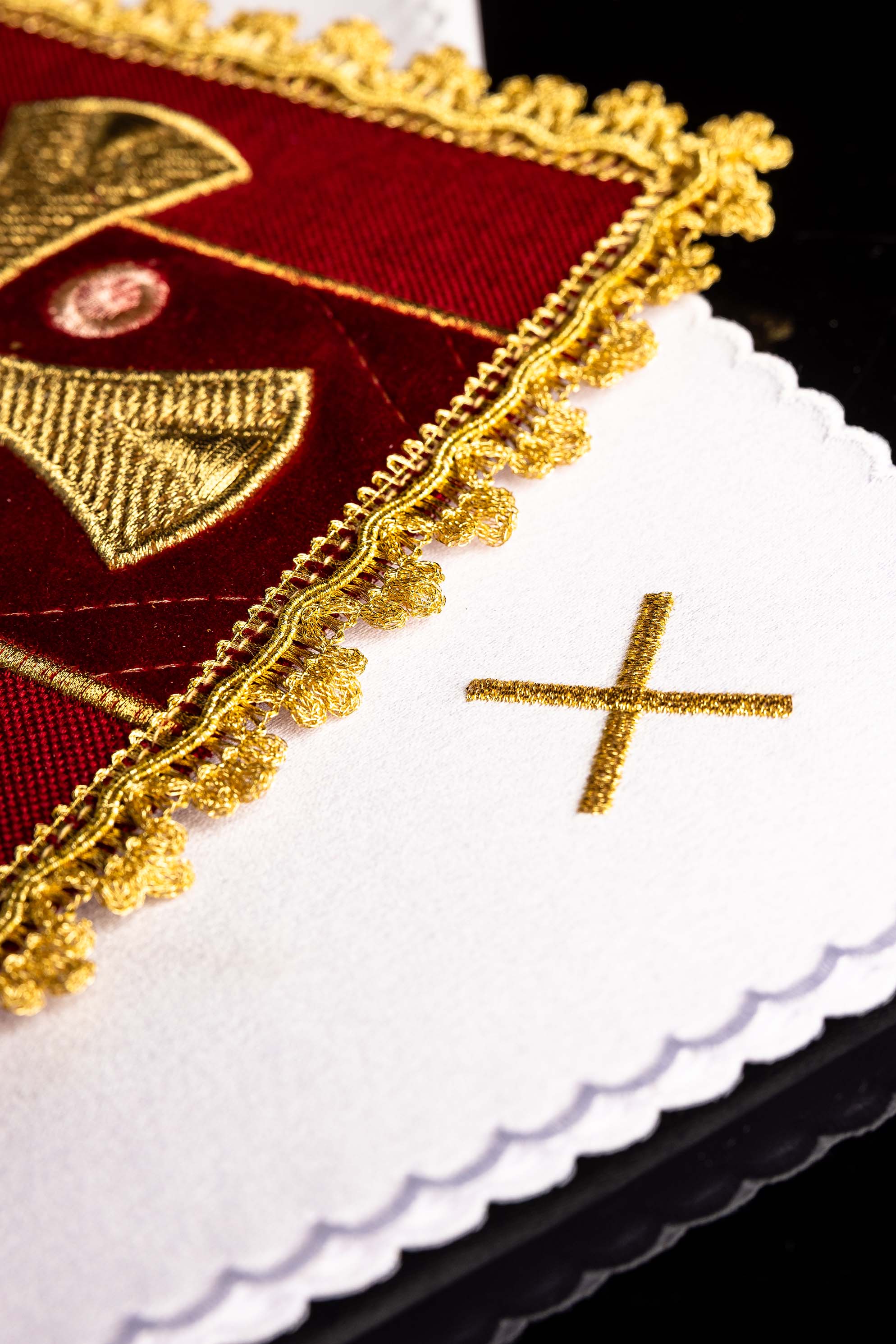 Servizio da altare rossa a forma di calice ricamata su velluto