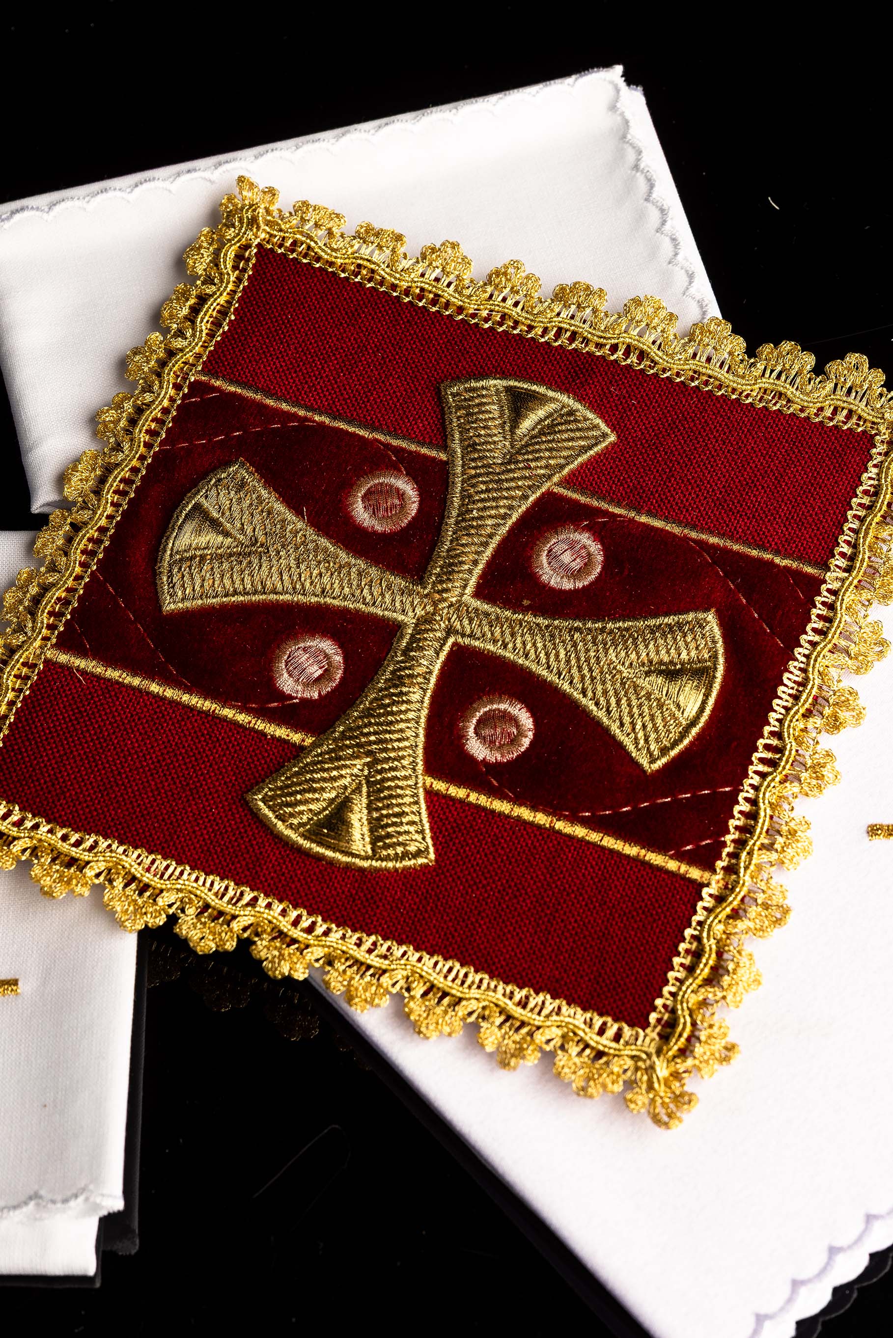 Servizio da altare rossa a forma di calice ricamata su velluto