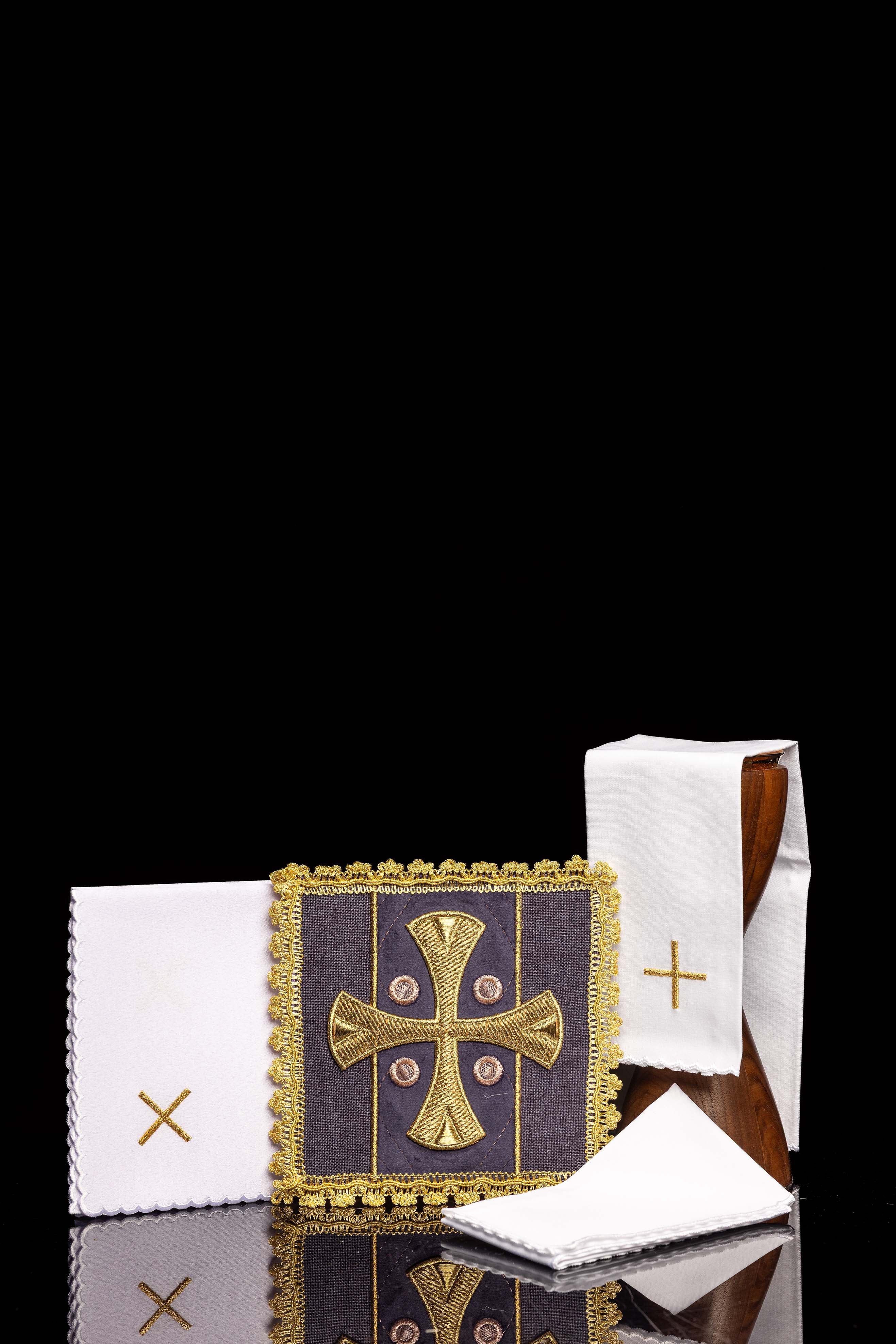 Servizio da altare viola ricamata su velluto