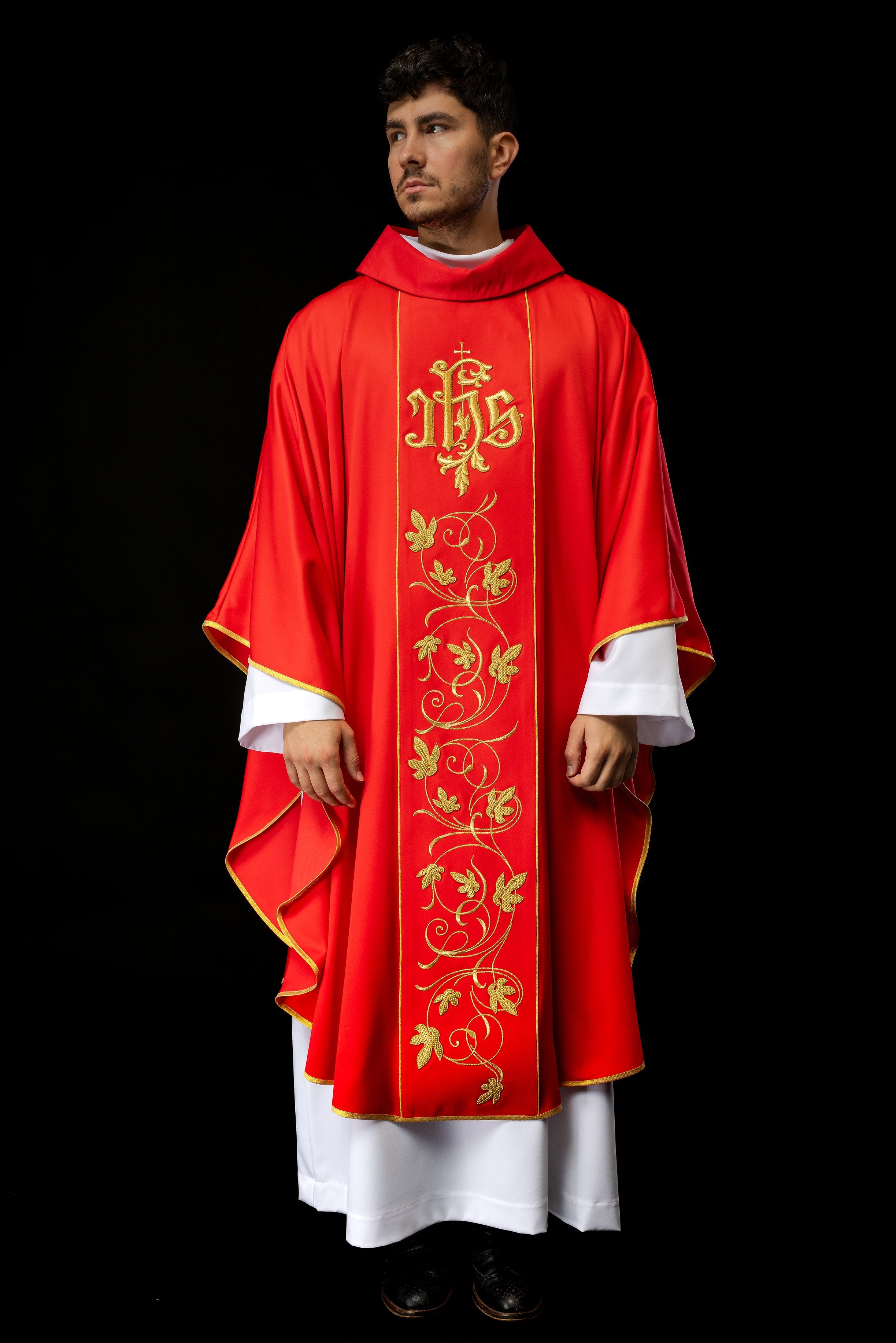 Casula liturgica rossa con cintura riccamente decorata con motivo floreale e IHS