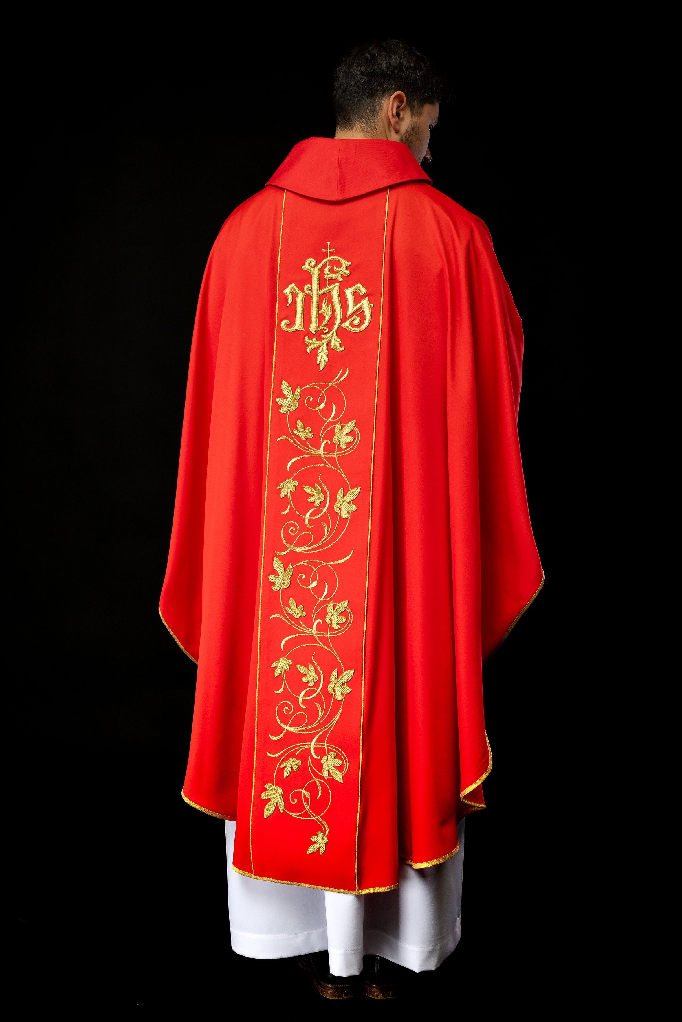 Casula liturgica rossa con cintura riccamente decorata con motivo floreale e IHS