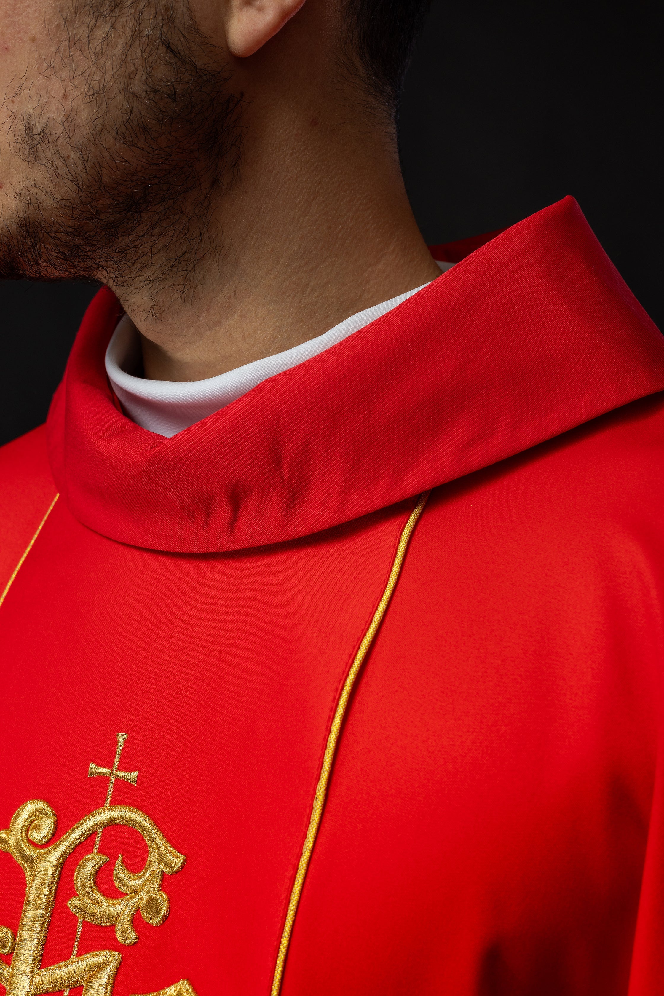 Casula liturgica rossa con cintura riccamente decorata con motivo floreale e IHS