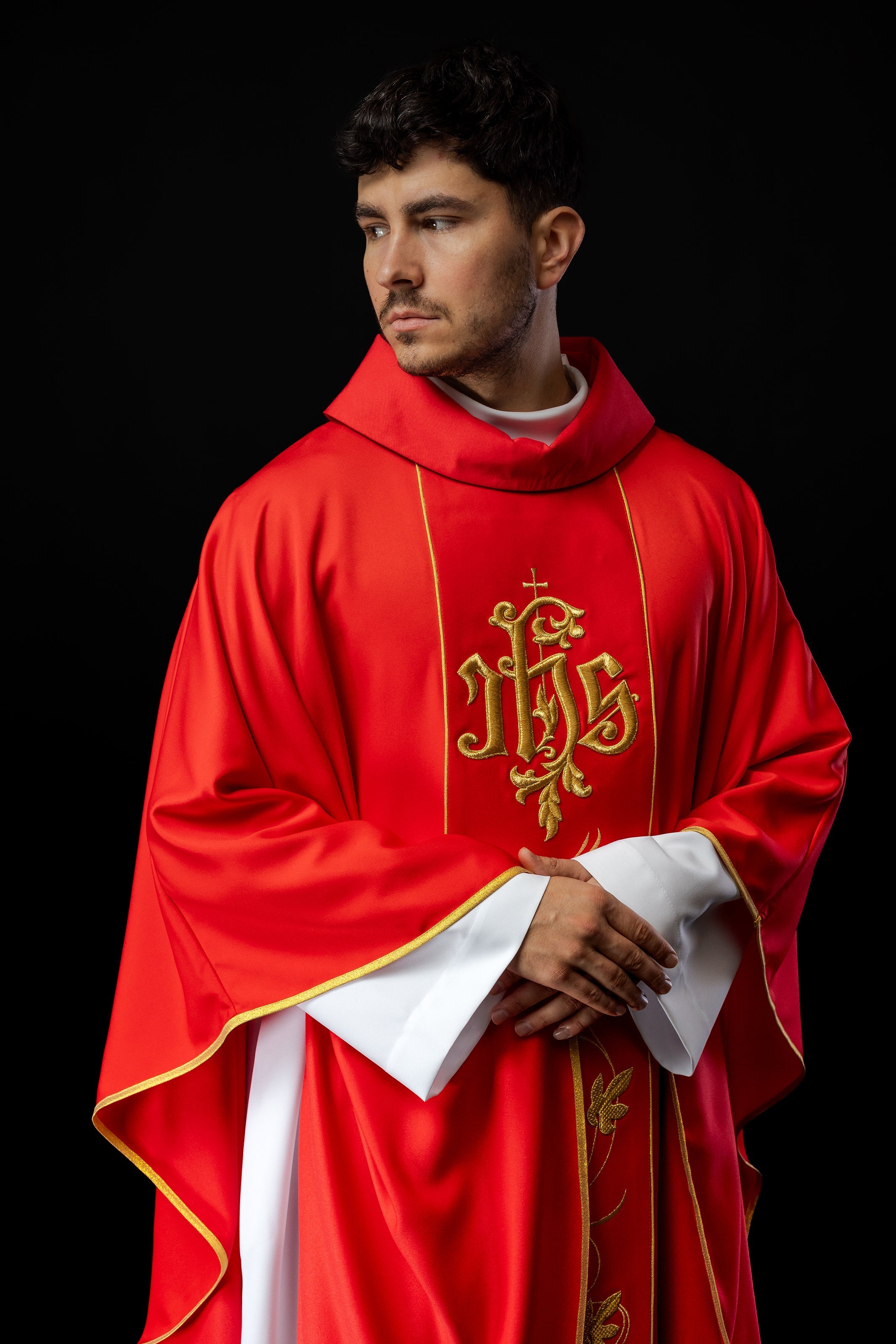 Casula liturgica rossa con cintura riccamente decorata con motivo floreale e IHS